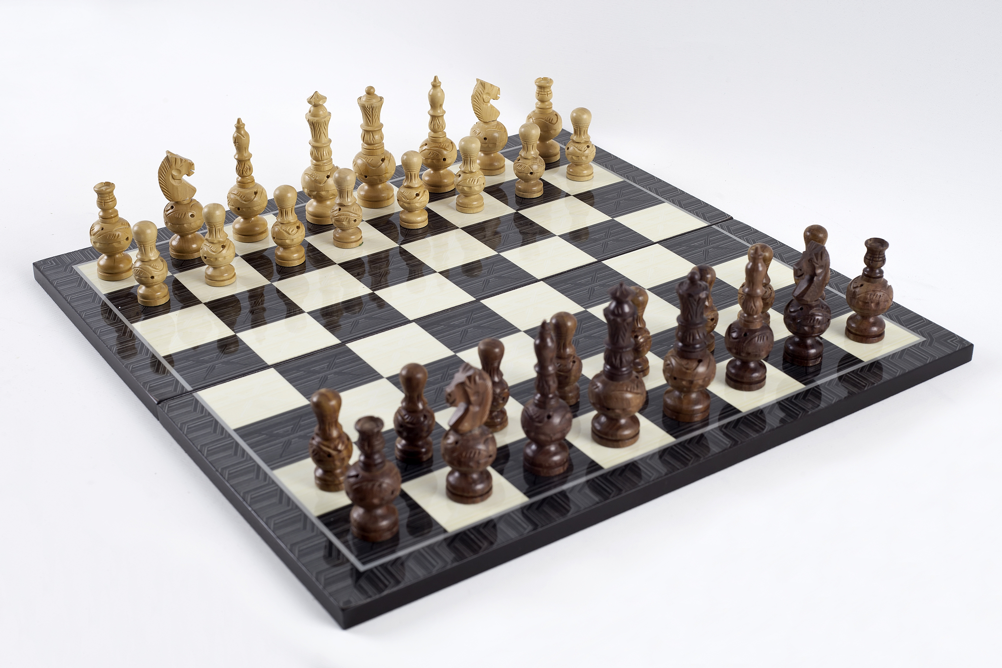 国际象棋International Chess又称欧洲象棋或西洋棋港澳台地区多采用此说法是一种二人对弈的战略棋盘游戏。国际象棋的棋盘由64个黑白相间的格子组成。黑白棋子各16个多用木或塑胶制成也有用石块制作；较为精美的石头、玻璃水晶或金属制棋子常用作装饰摆设。国际象棋是世界上最受欢迎的游戏之一数以亿计的人们以各种方式下国际象棋。在所有棋盘游戏中国际象棋是一种把战略战术和纯技术融为一体的理想游戏。和