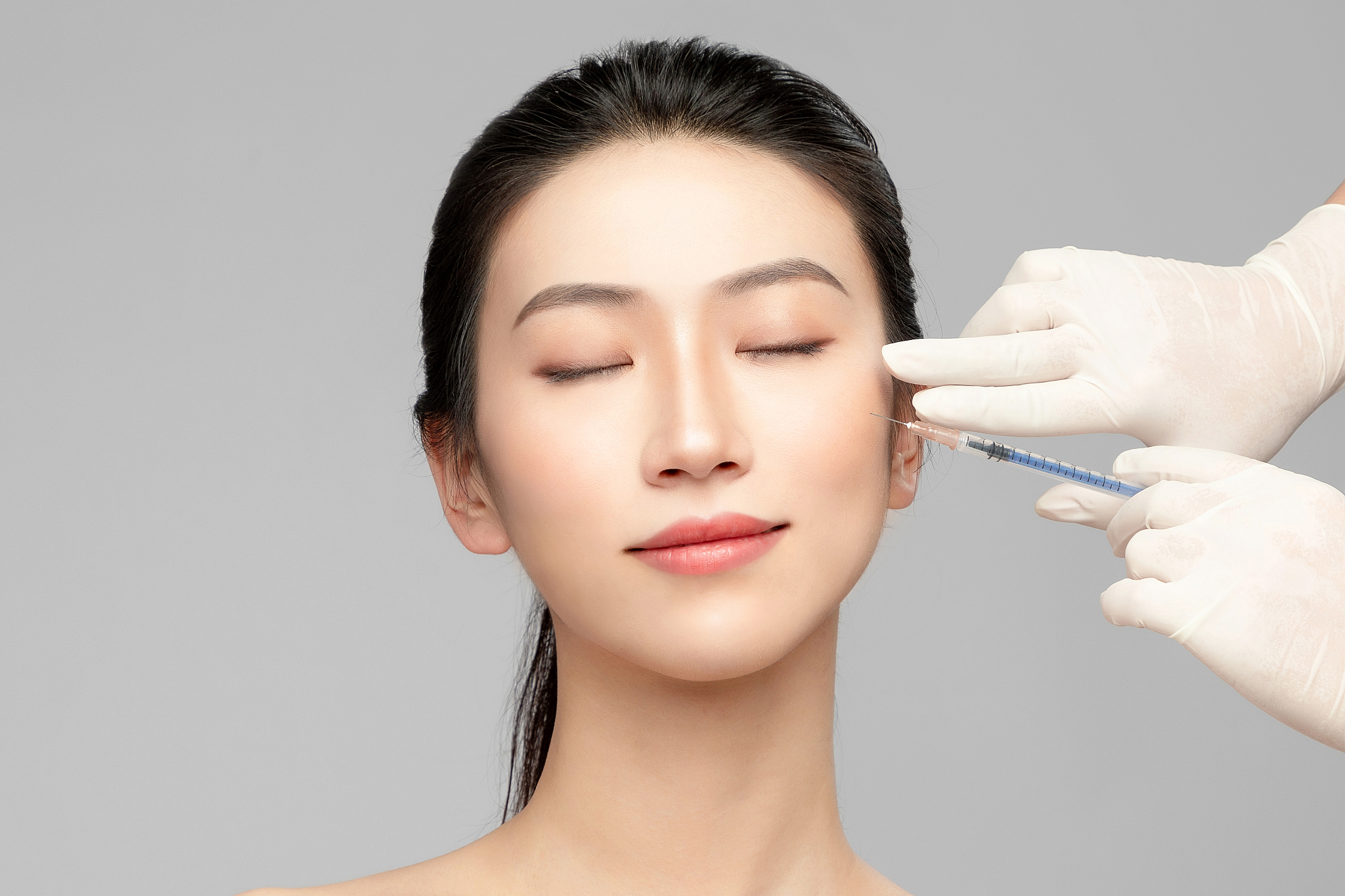 分开生成关于轻医美科普的小红书内容文案分别是：泪沟、眼袋、唇部填充、玻尿酸科普、眼纹等一种类型生成4条剪短的科普文案。不得涉及平台敏感词汇。