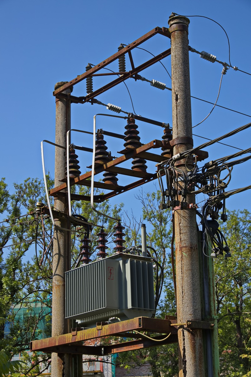 写一篇关于各电力元器件的介绍包括变压器、架空线、保险丝、避雷器等