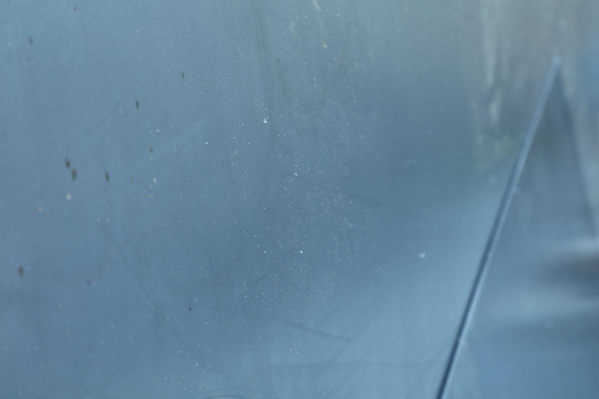 腐蚀的分类腐蚀可以分为以下几类：1 化学腐蚀：由于金属与周围环境中的化学物质发生反应而导致的腐蚀例如酸腐蚀、碱腐蚀、氧化腐蚀等。2 电化学腐蚀：由于金属和其周围环境中的电化学反应而导致的腐蚀例如阳极腐蚀、阴极腐蚀、电解腐蚀等。3 生物腐蚀：由于生物体对金属的作用而导致的腐蚀例如微生物腐蚀、海洋生物腐蚀等。4 物理腐蚀：由于金属受到外界力量的作用而导致的腐蚀例如磨损腐蚀、疲劳腐蚀等。5 热腐蚀：由于