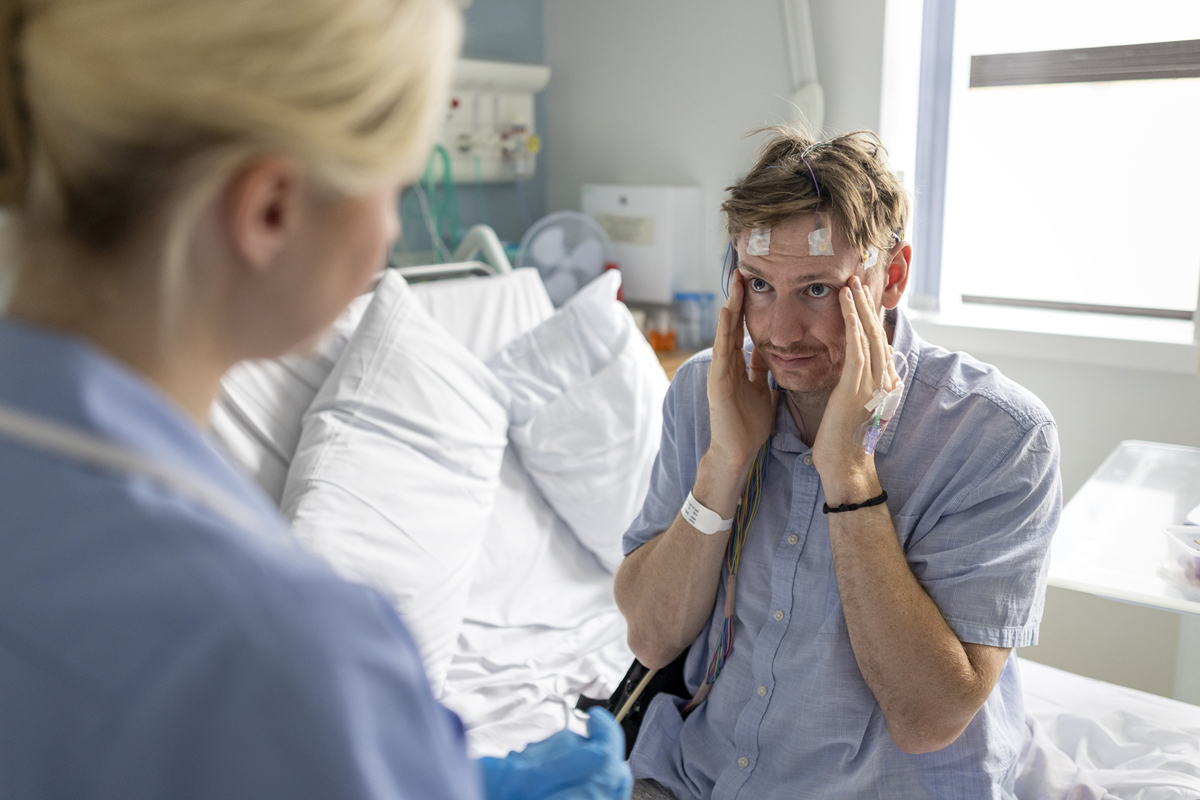 《心灵的呼唤》人物角色：张晓峰男30岁医生李珊珊女28岁护士陈雪女25岁精神科患者场景：医院精神科病房剧情：第一幕医院精神科病房张晓峰：走进病房向李珊珊问话李珊珊：医生你来了。今天怎么样？张晓峰：还可以不过我今天有个新患者她叫陈雪你知道吗？李珊珊：陈雪？没听说过她是新来的？张晓峰：是的她因为某种原因失去了自我需要我们的治疗。李珊珊：那我们该怎么办？张