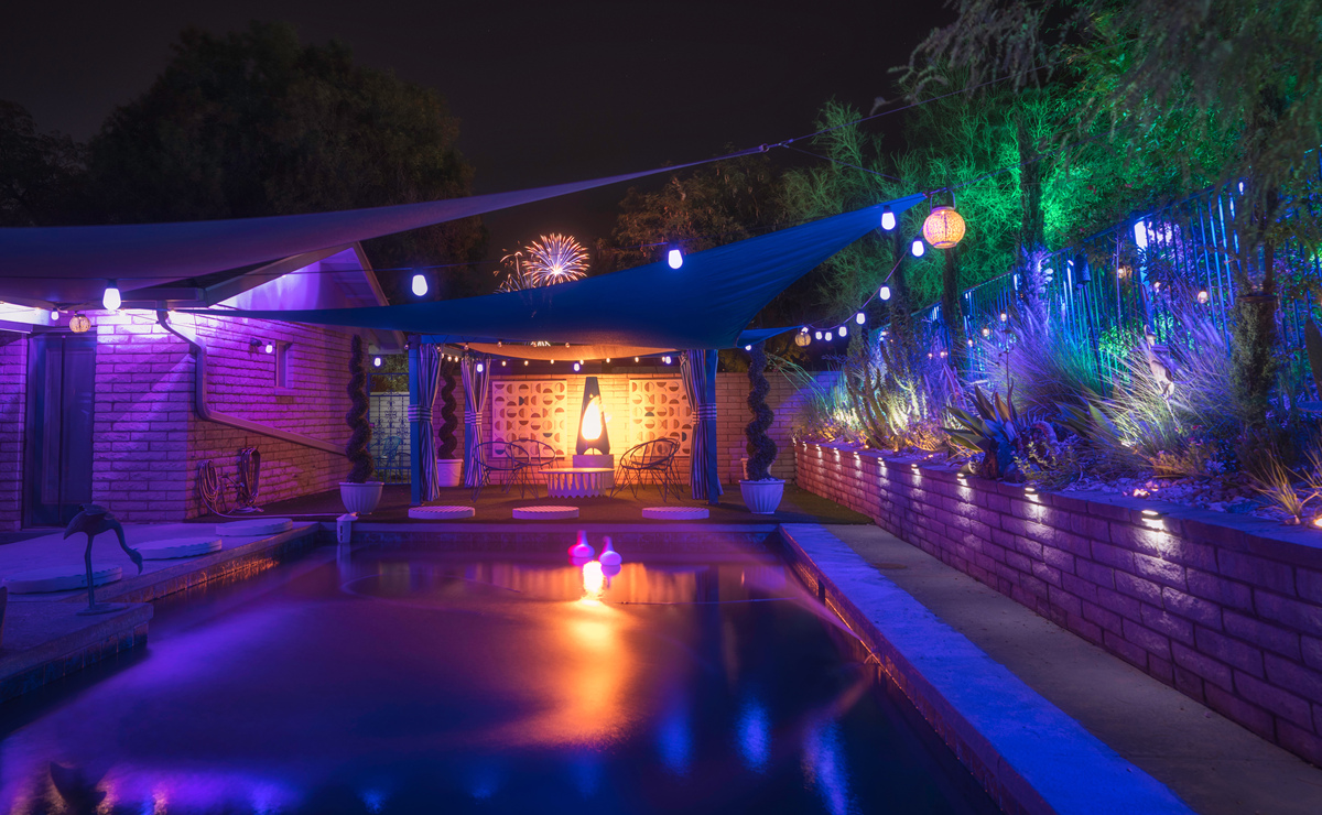 露台花园夜晚的智能泳池也很调皮炫光四射