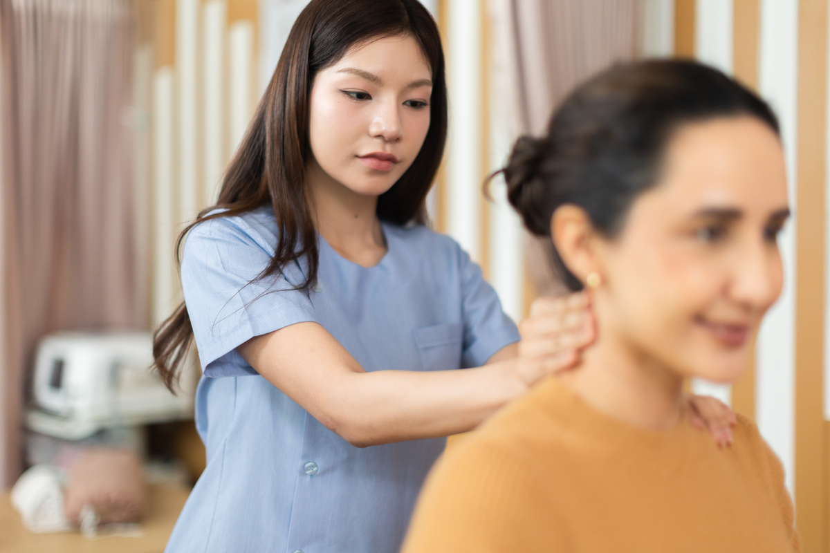 我是一名医生我同事的妈妈不清楚一种病的作用实际这种病是良性的害怕自己没救了老是来烦我我不想理他怎么优雅而不失礼貌的拒绝