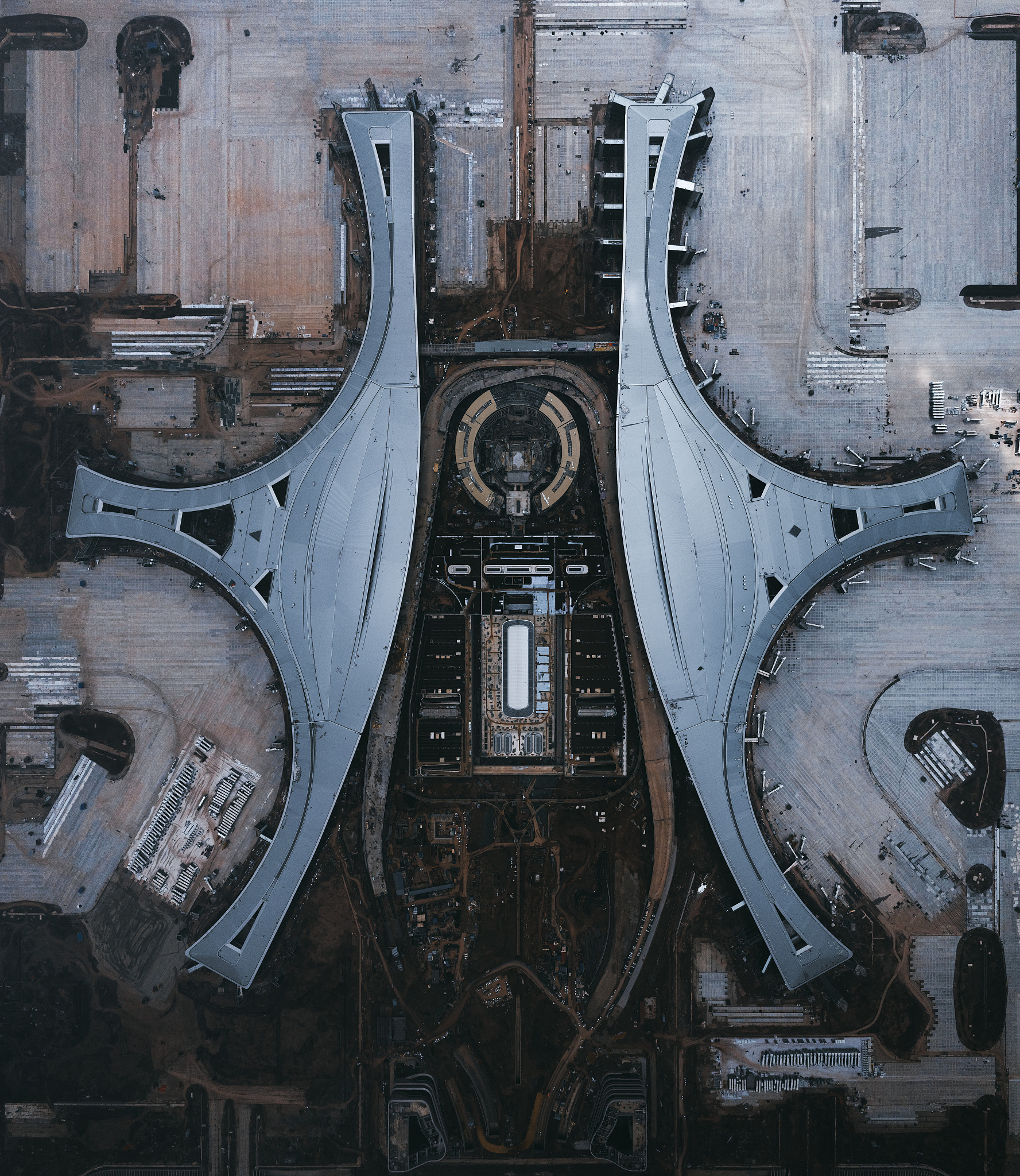 请从空间句法的角度分析航站楼建筑登机口可达性存在哪些问题