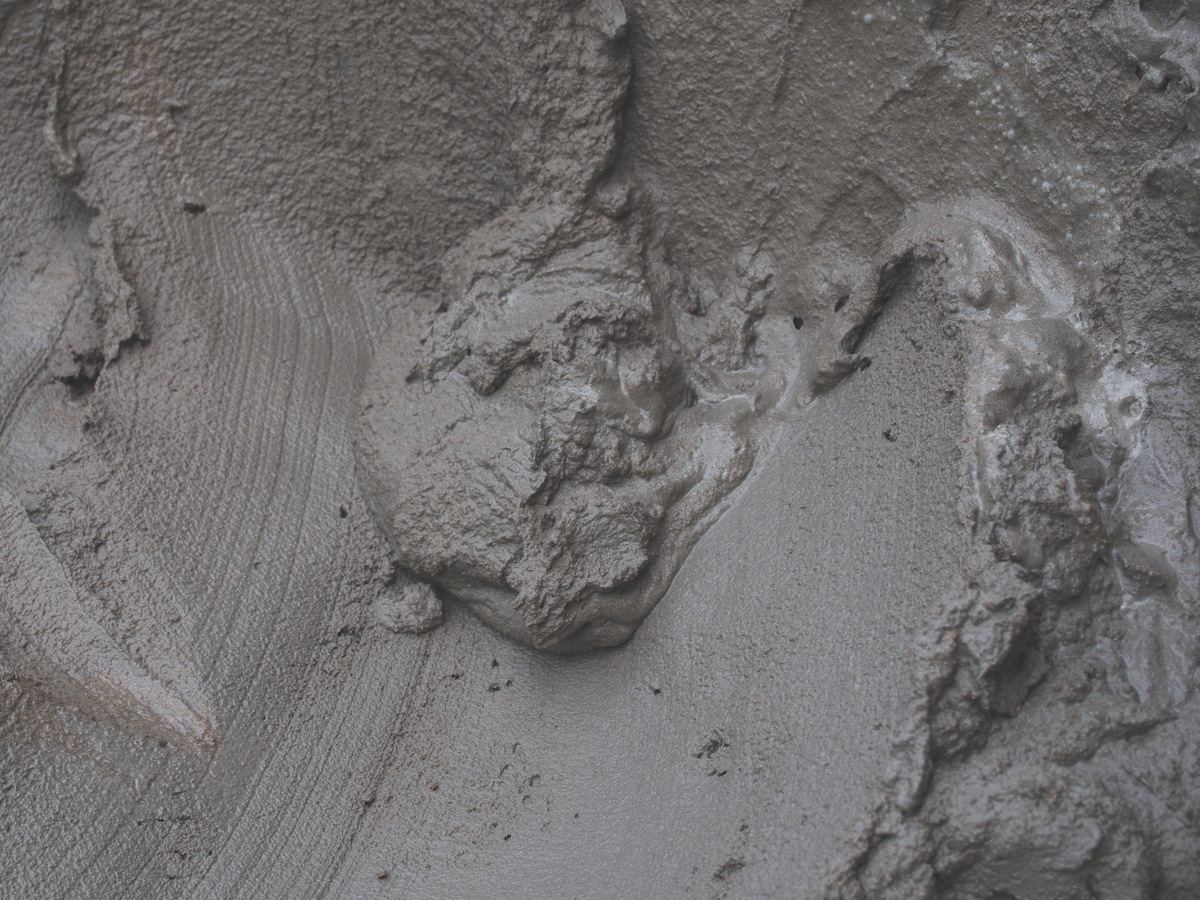 以下这段话如何用中文详细表达？保证混凝土表面不受污染是混凝土养护的重要一环。充分合理的养护是确保混凝土硬化后表面和内在质量的关键