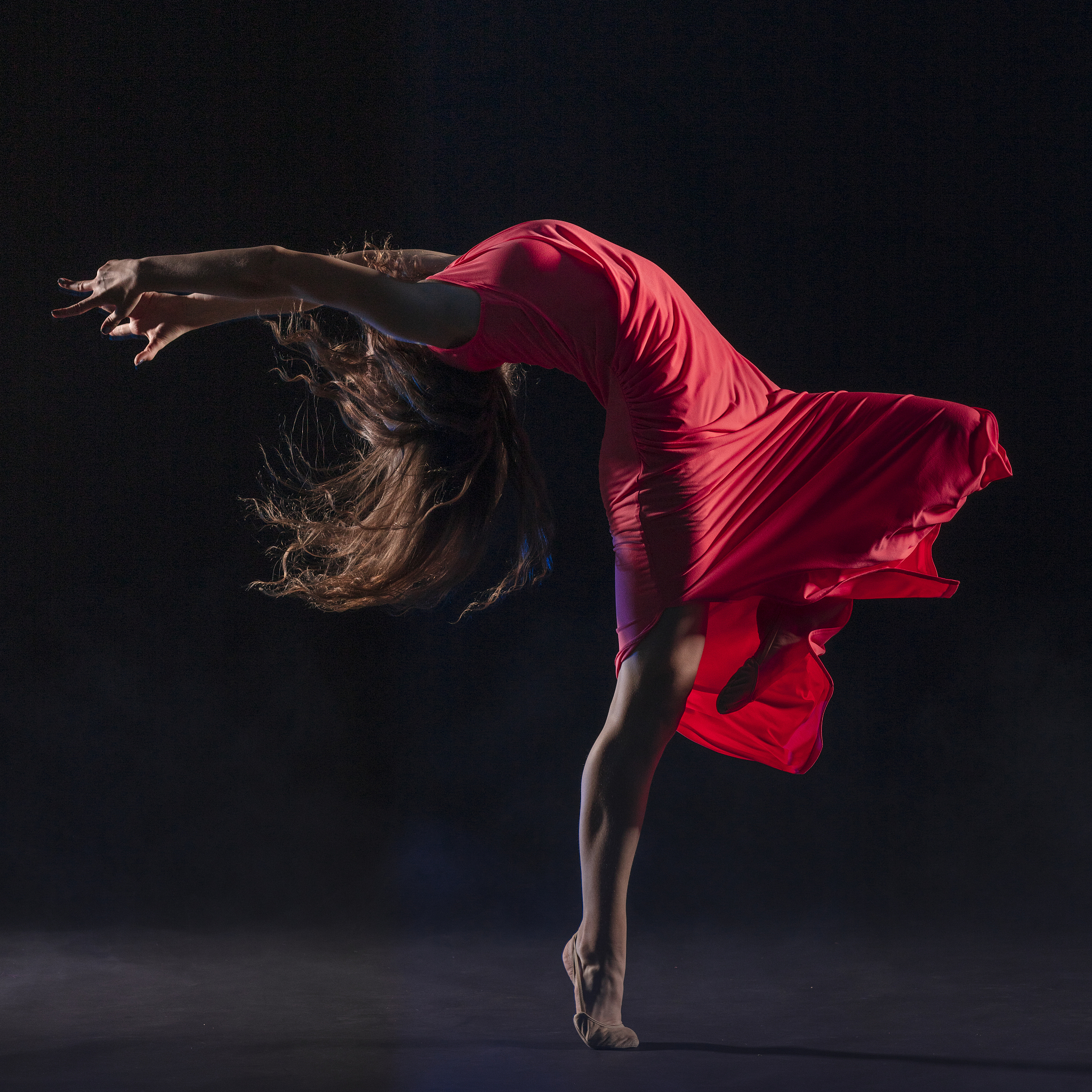 《红绸舞》赏析：激情与力量的视觉盛宴