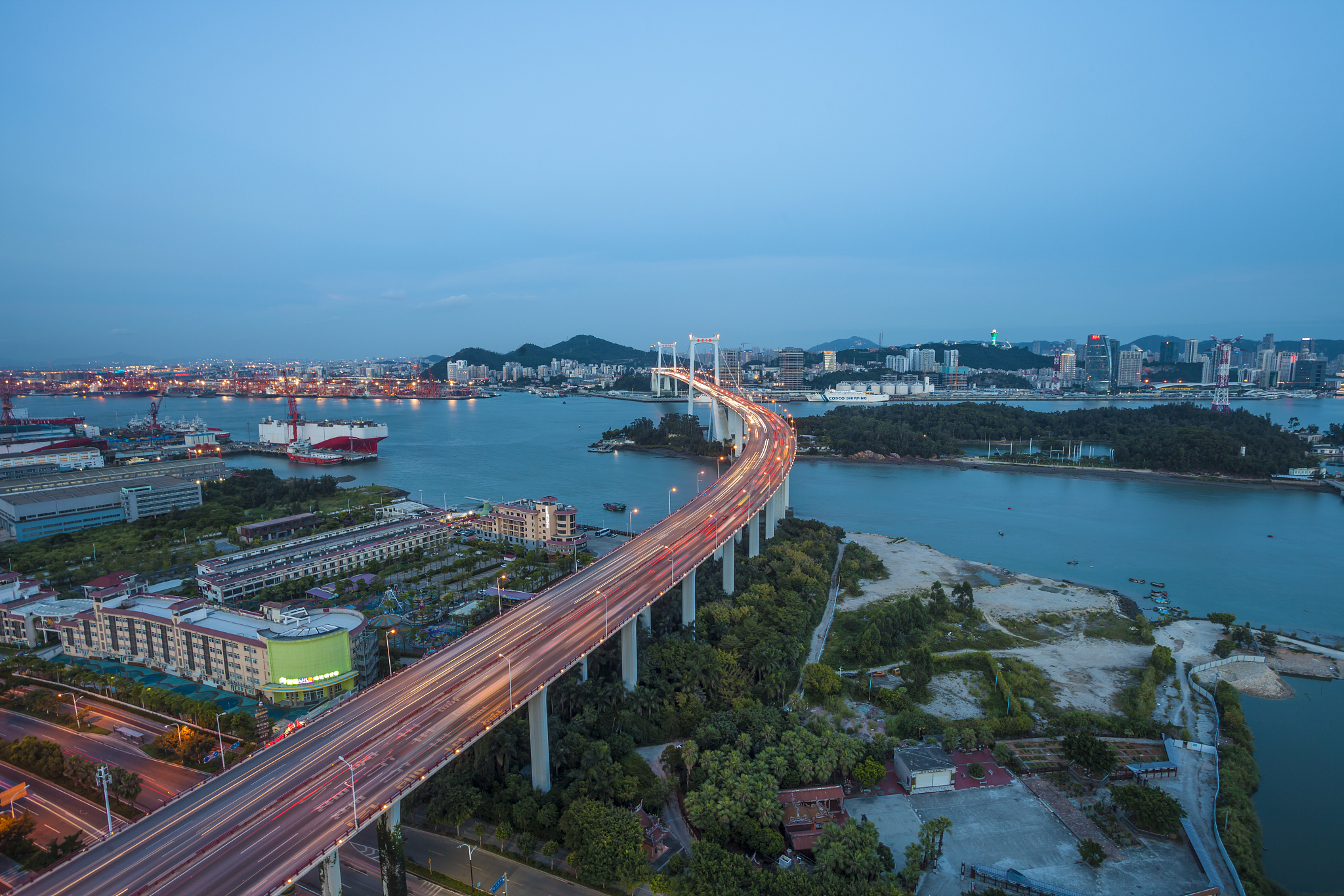 厦门城市风光与海沧大桥