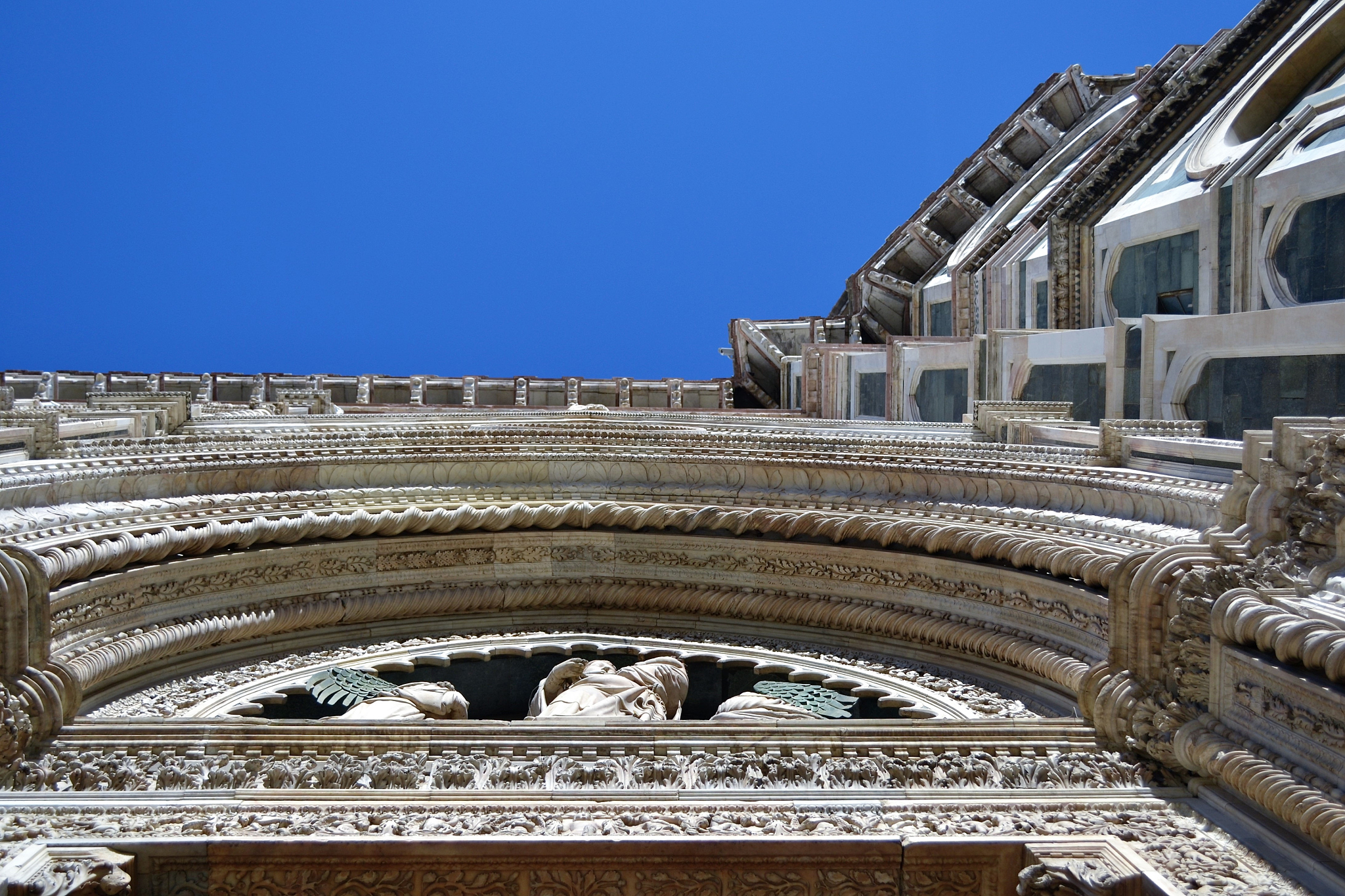 中西方建筑文化背景差异：风格、空间、材料和象征