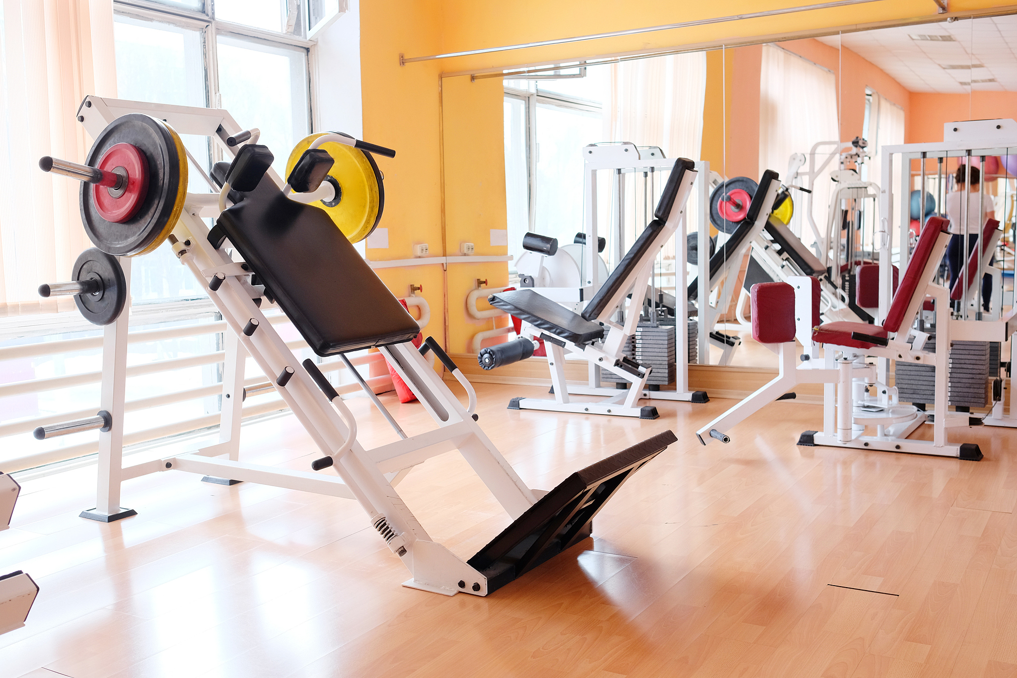 请将这段德语翻译为中文风格使用专利用语：Nach der vorliegenden Erfindung sind dabei unterschiedliche Typen von Fitnessgeräten vorgesehen wie etwa Ergometer Speedbikes Recumbent Bike bzw Liegeergometer Fahrrad-Heimtrainer