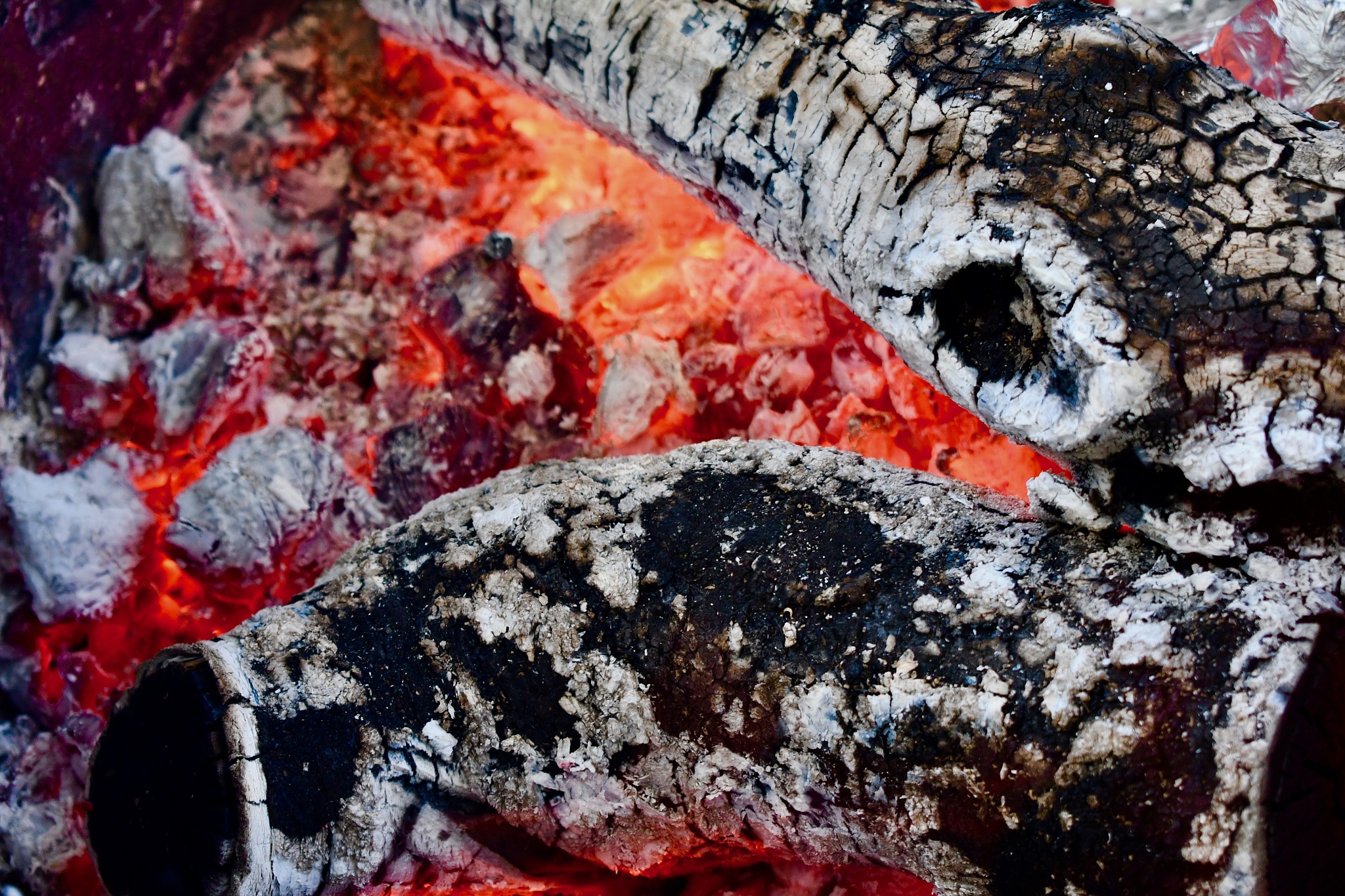 一个1m³密闭空间烧柴火柴火热值2400大卡热量散失30一里面多少温度