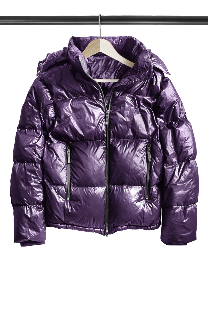 帮我撰写一篇冬季穿羽绒服的文案以描述服饰具体细节为主题服装类型：紫色和白色渐变的浅色系羽绒外套、厚实中长款黑色连帽羽绒外套、白色和色系相间的毛绒无领外套