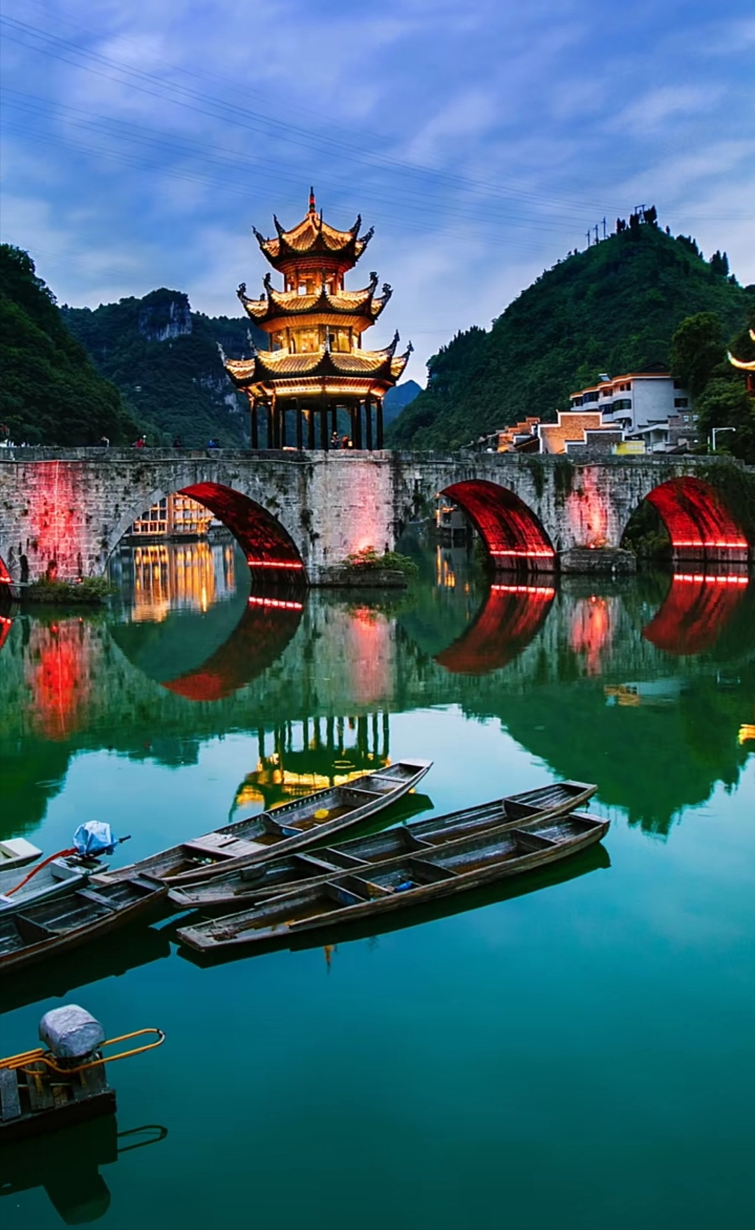 我想去湖南旅游为期两天预算5000请你以导游的身份给我一份攻略