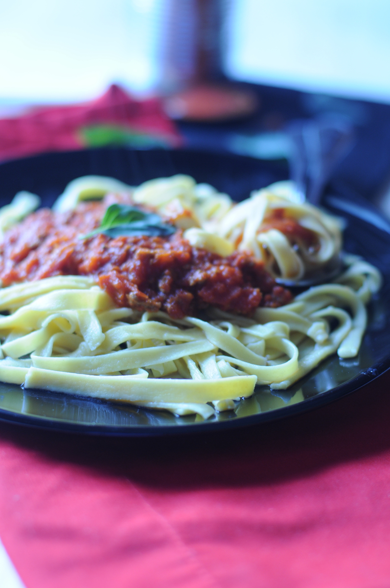 伪原创以下文案使其意义不变这是我从小吃到大的鸡蛋酱拌面酱香浓郁做法简单又好吃。准备三个顺产的鸡蛋打散锅里热油下入蛋液炒熟后盛出碗里放生抽、老抽、蚝油和黄豆酱、适量清水搅匀备用洋葱炒香放入炒好的鸡蛋放入料汁和青红辣椒咕嘟一会儿浇在煮好的面条上即可好吃到拿肉都不换