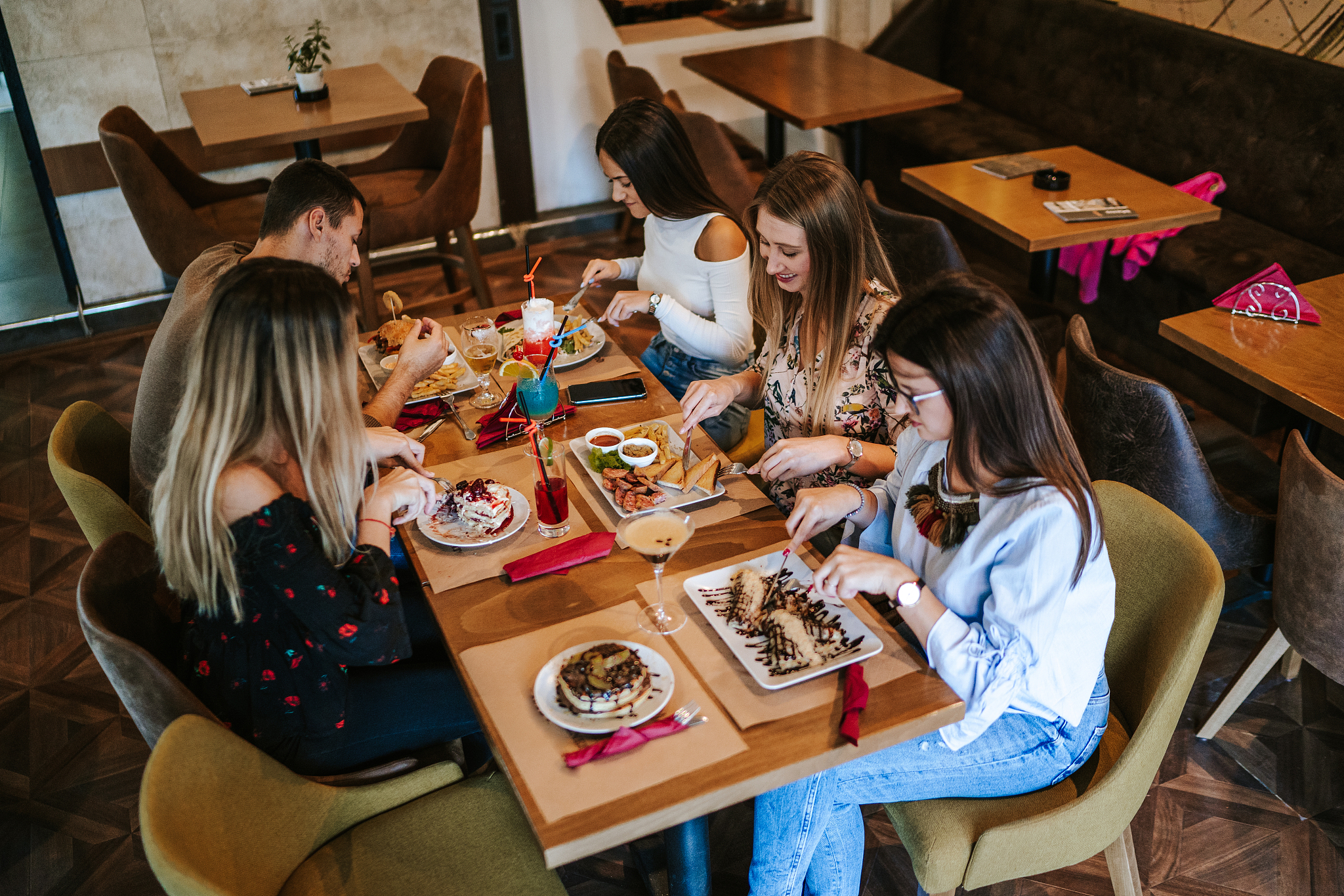 学生完美周末计划：电影、美食、音乐，和好友共度美好时光！