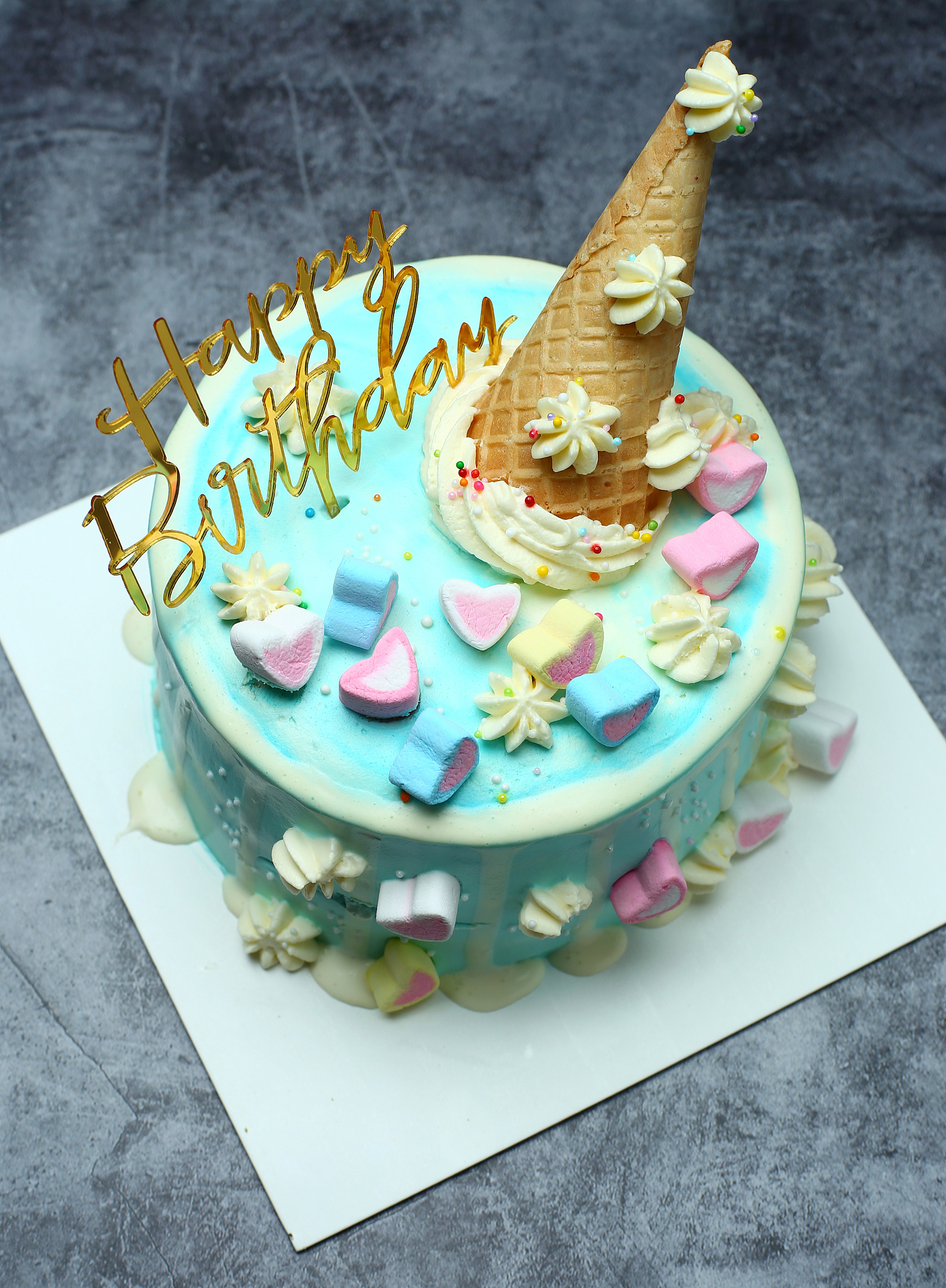 儿子四周岁生日去年和今天相同的蛋糕根据此编写一个富有诗意的30字以内的微信朋友圈文案