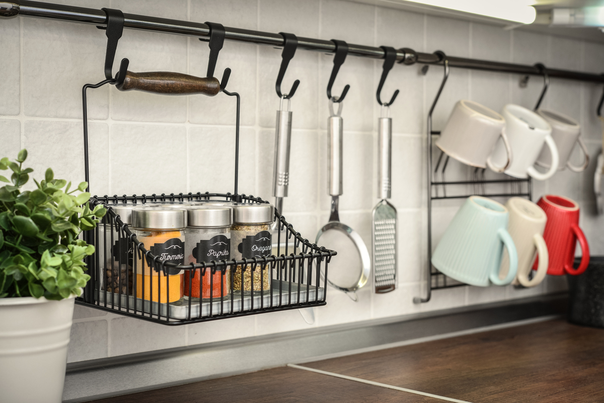 请列出15个多功能拖把挂钩架吸引客户的商品标题文案