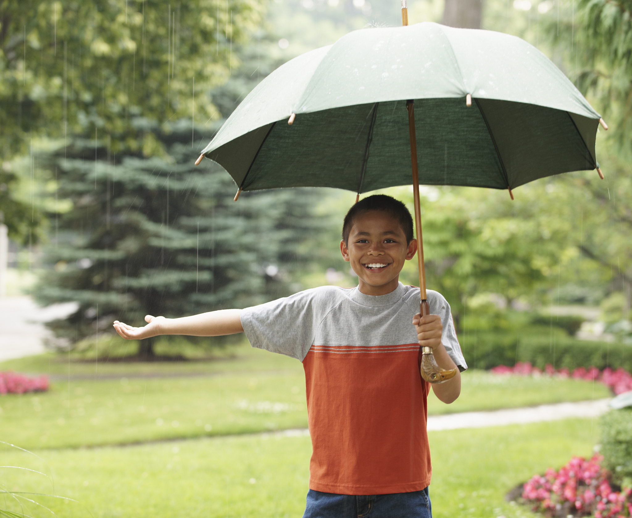 下雨了 但是你只有一把伞 可是你却要接三个人 爸爸 好朋友 你喜欢的人 你会选谁呢 三个人都等你接而且有且只有你
