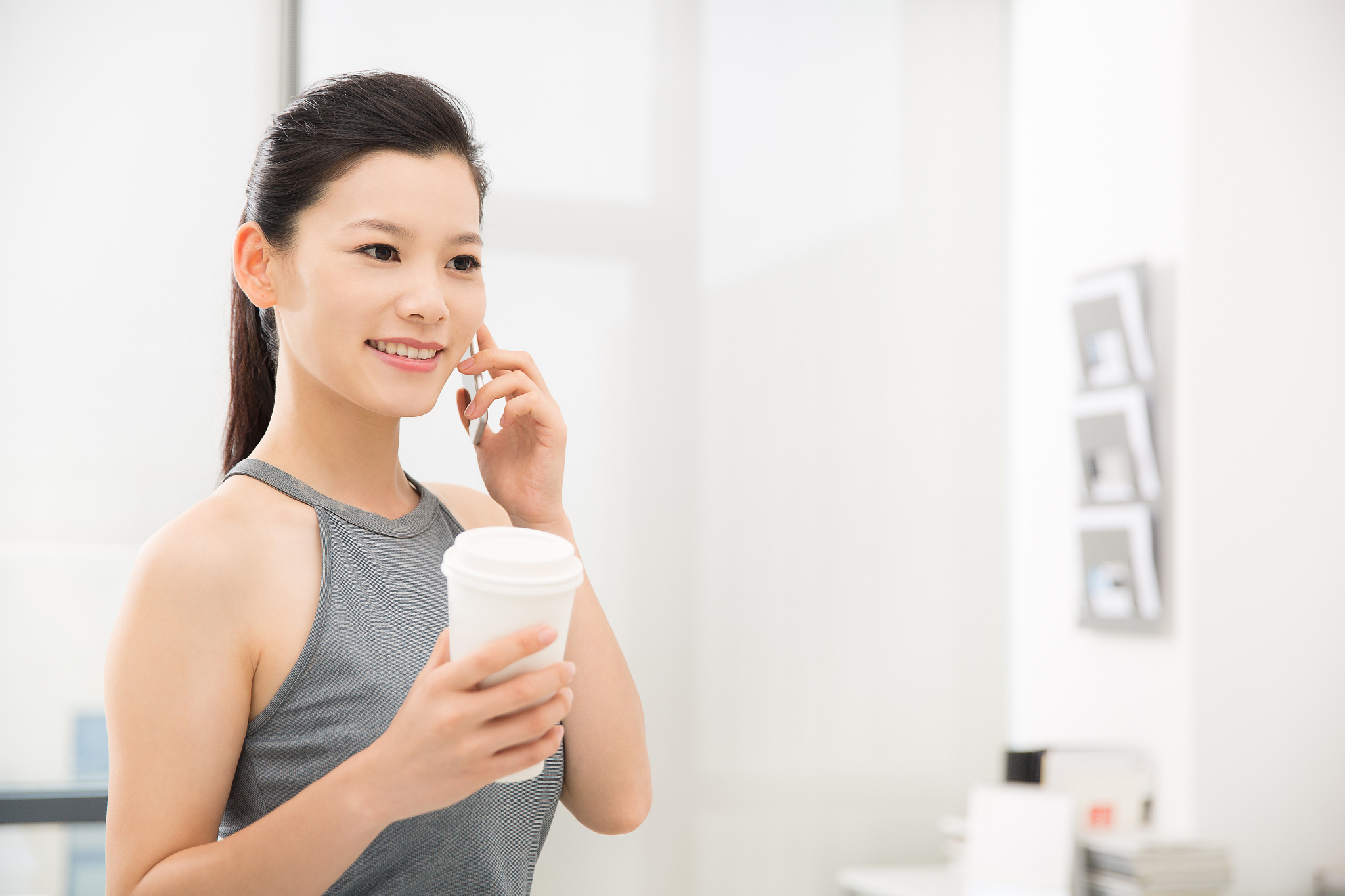 优雅的商务女士打电话