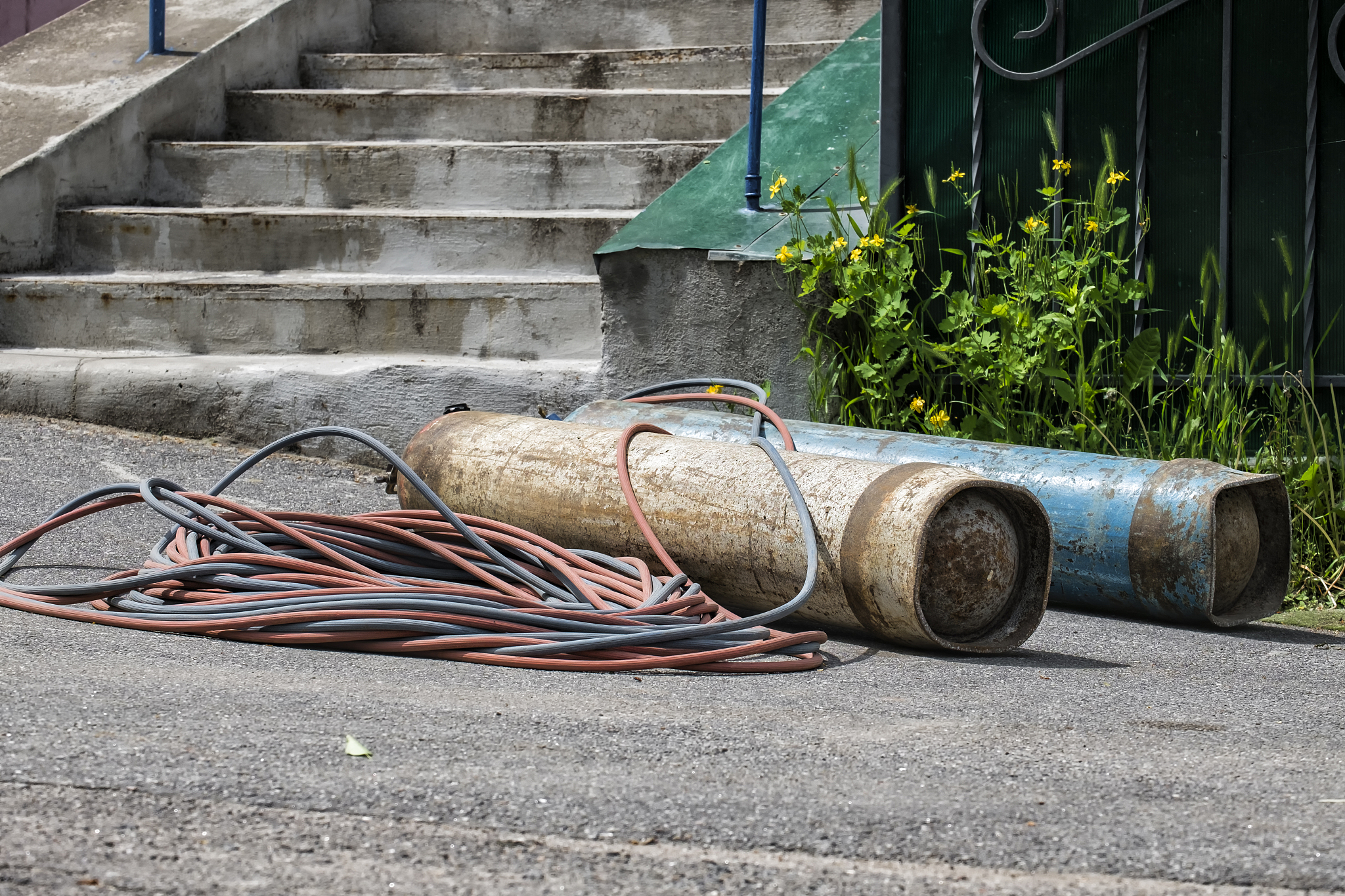 The welding materials gas cylinders and daily supplies were also sent to the ship along with us It is understood that these materials were transported from Rizhao and a car was hired to lift them