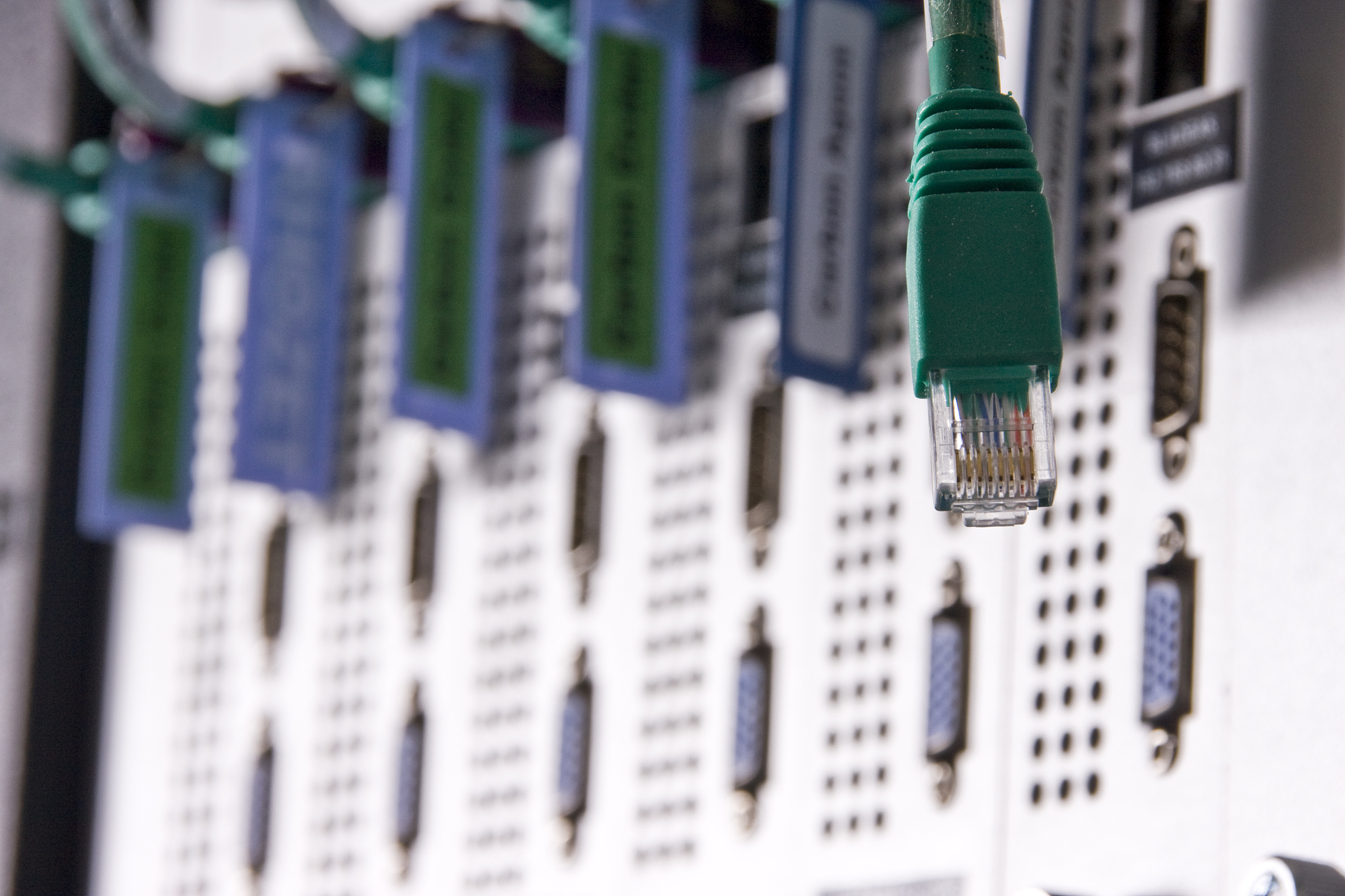 客户一直采购射频连接器，但最近一年没有从我们这里采购，询问一下客户是什么原因，我们是连接器工厂，我们提供一站式的服务，想和客户更深入的合作，用英文发一封邮件