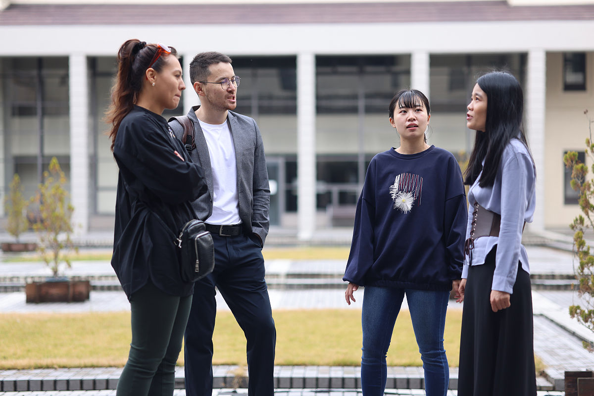 研究生喜欢在大学校园里演讲