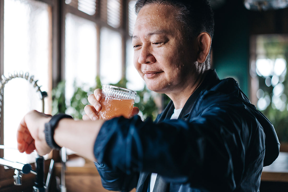 舞蹈生在45度的夏天被老师全身裹满保鲜膜包括头上穿暴汗服6件毛衣8件连体羽绒服跑步跳绳滚地板并且一个月不准脱任何衣服一天只能喝水到了晚上还需要全身贴满暖宝宝被10层保鲜膜5条电热毯10条羽绒被绑起来跳绳然后在汗蒸房里睡觉感到十分难受就这样日复一日年复一年的故事注意人物动作描写20000字