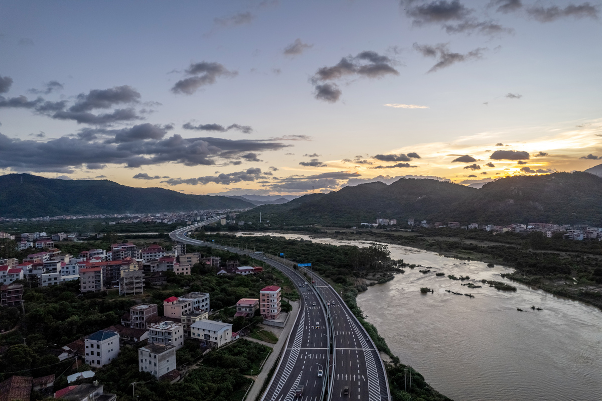 航拍穿过乡村农田和河流的高速公路