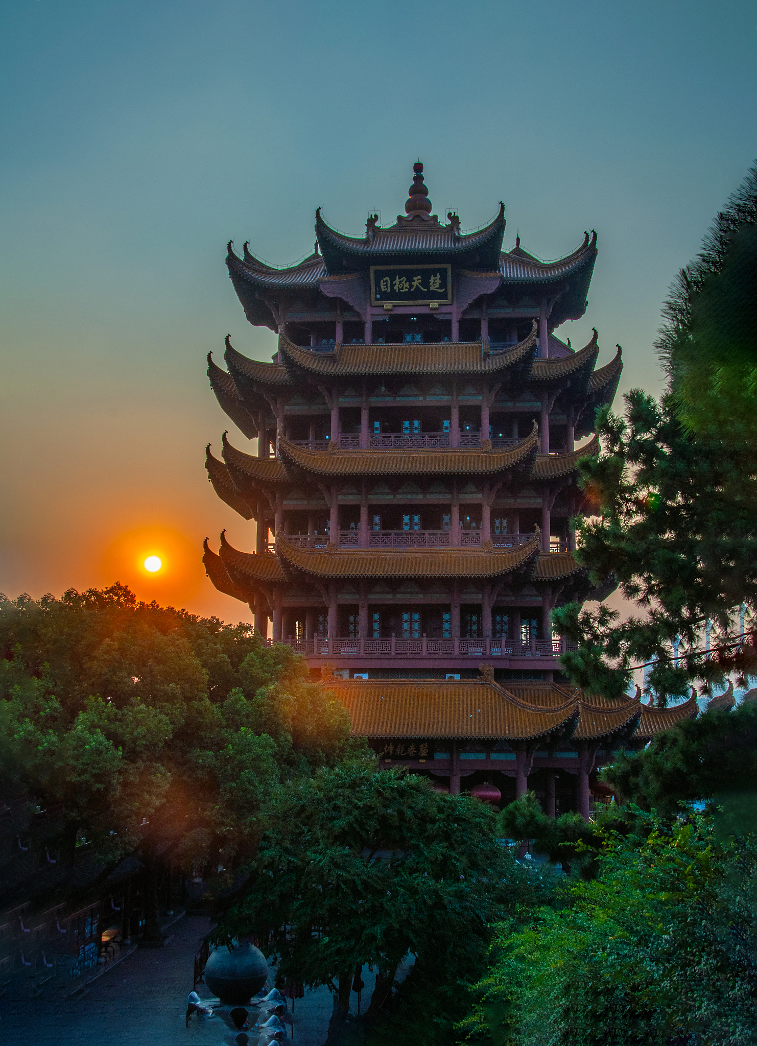 武汉黄鹤楼: 登高望远，尽览天下江山第一楼