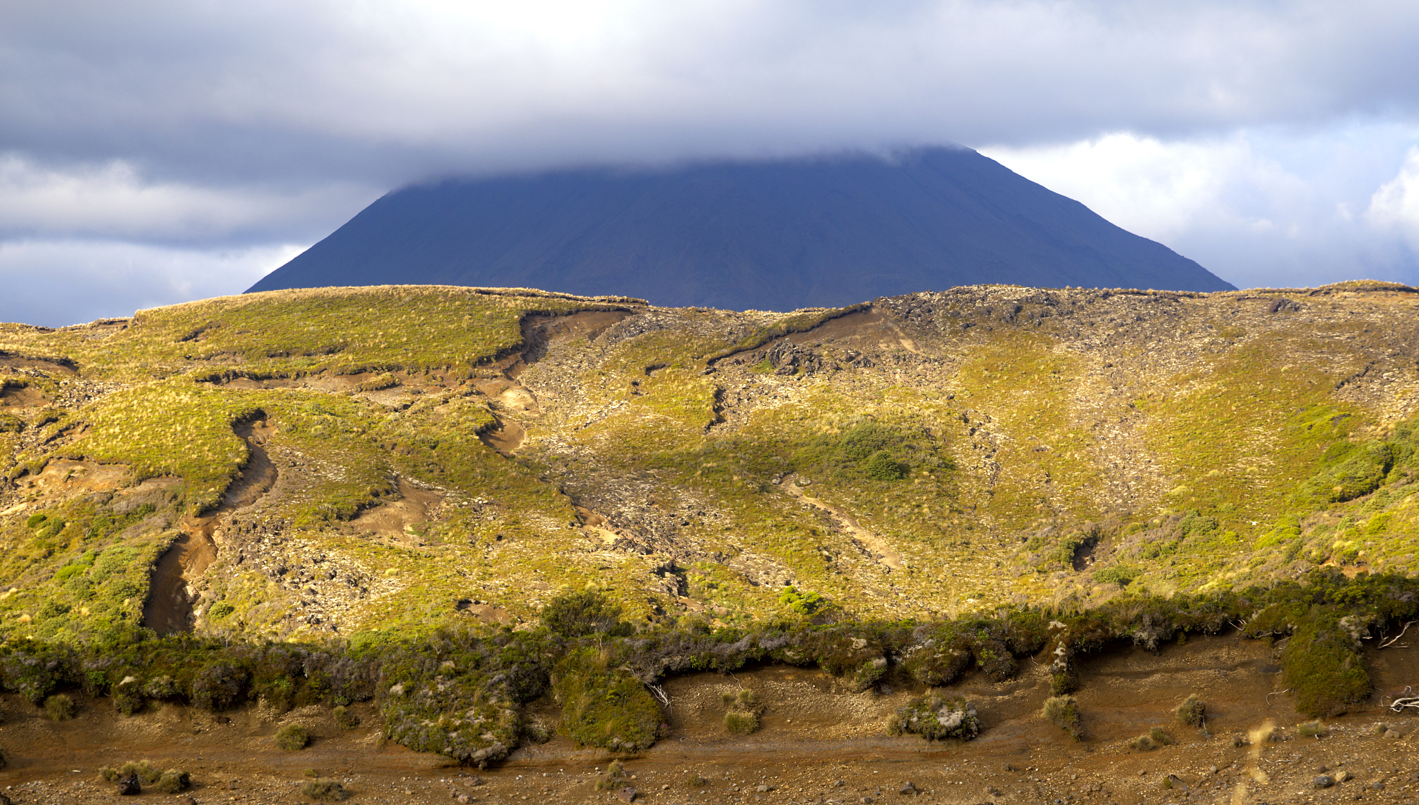 active volcano mt ngarahoe, tongariro great walk in new zealand