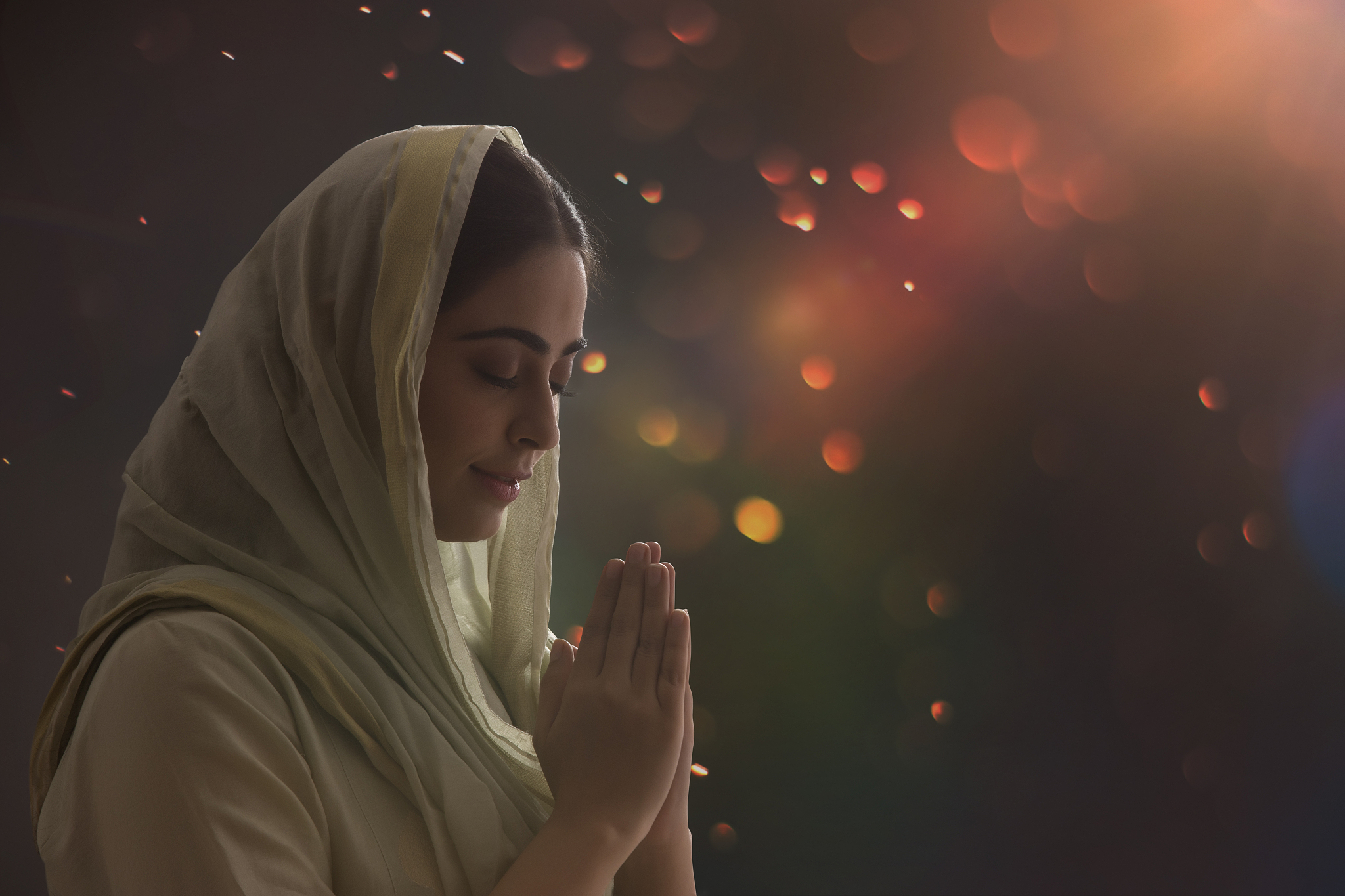 少女祈求时是什么表情？ - 解析虔诚与希望的动人神态