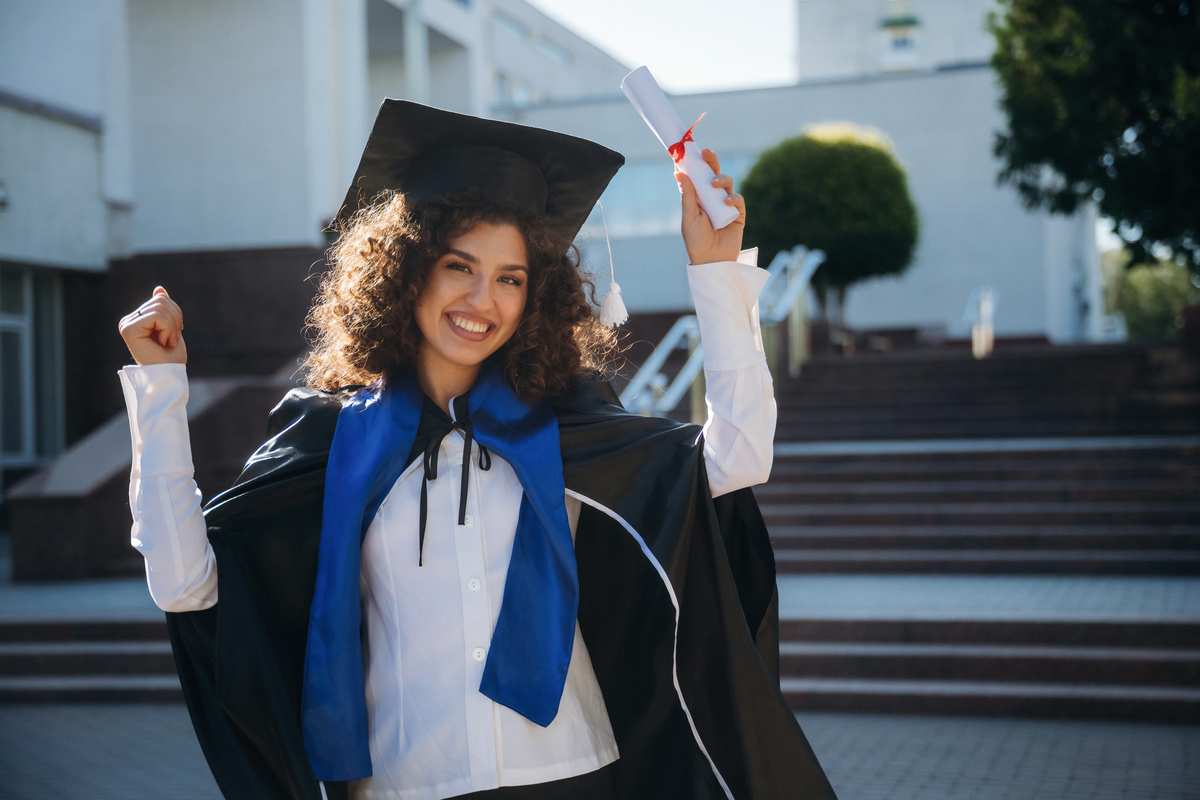 女生初中毕业学什么好？升学、留学、就业全方位指南