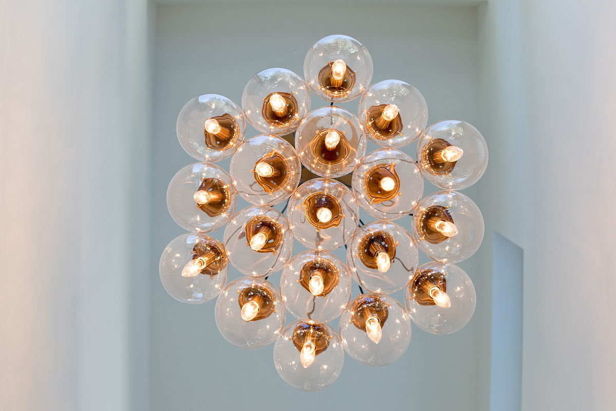 设计元素有涟漪水波纹水滴露珠的女性灯具起名字。