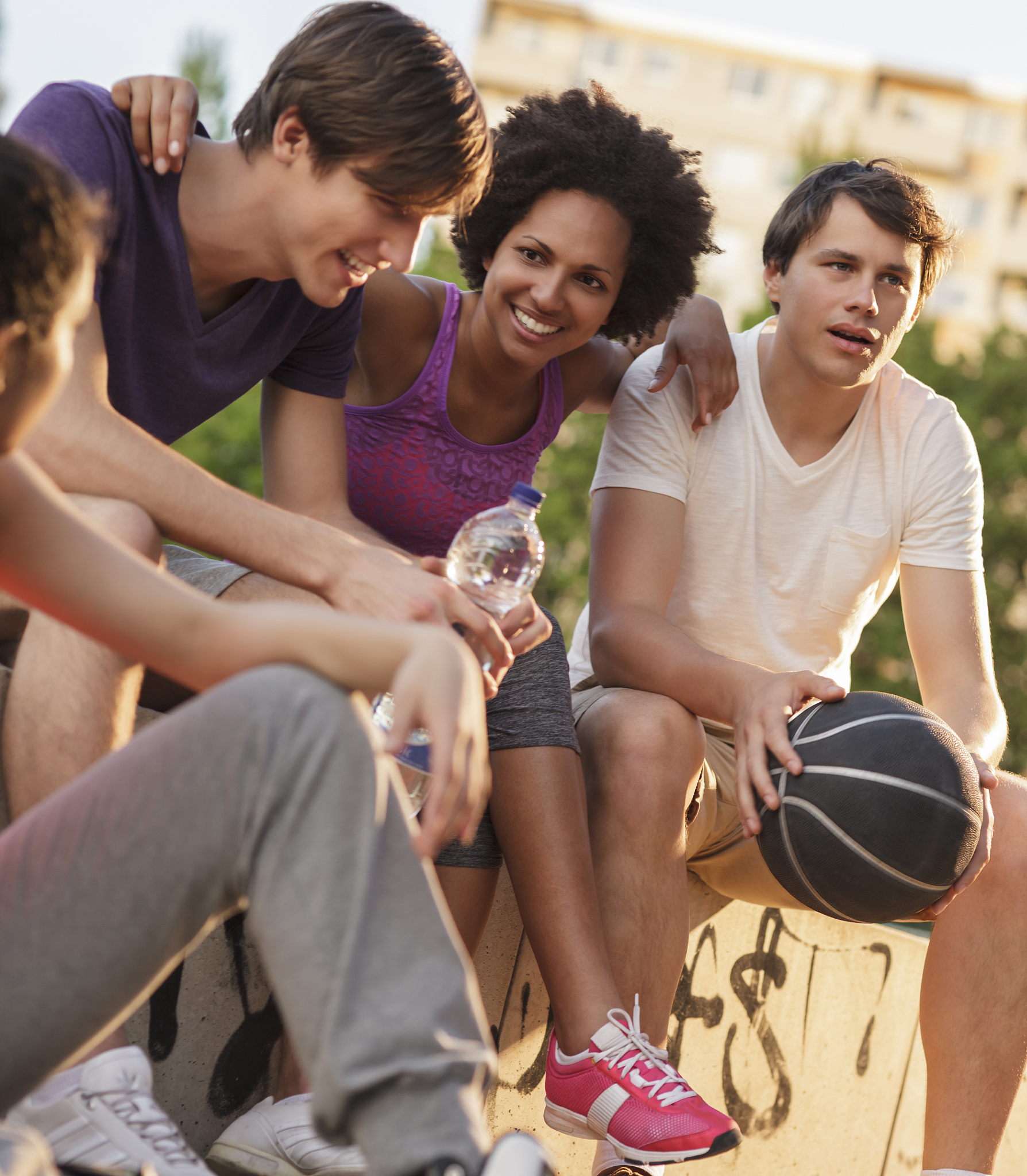 现在你需要根据我给你的一些关键信息站在我人类的角度给予我一篇150词以内的英文文章并根据这篇文章生成它的大纲和关键词穿插使用一些高级词汇和语法。以下为信息：Describe an activity you enjoyed in your free time when you were youngYou should sayit was basketballWhere you did itWho y