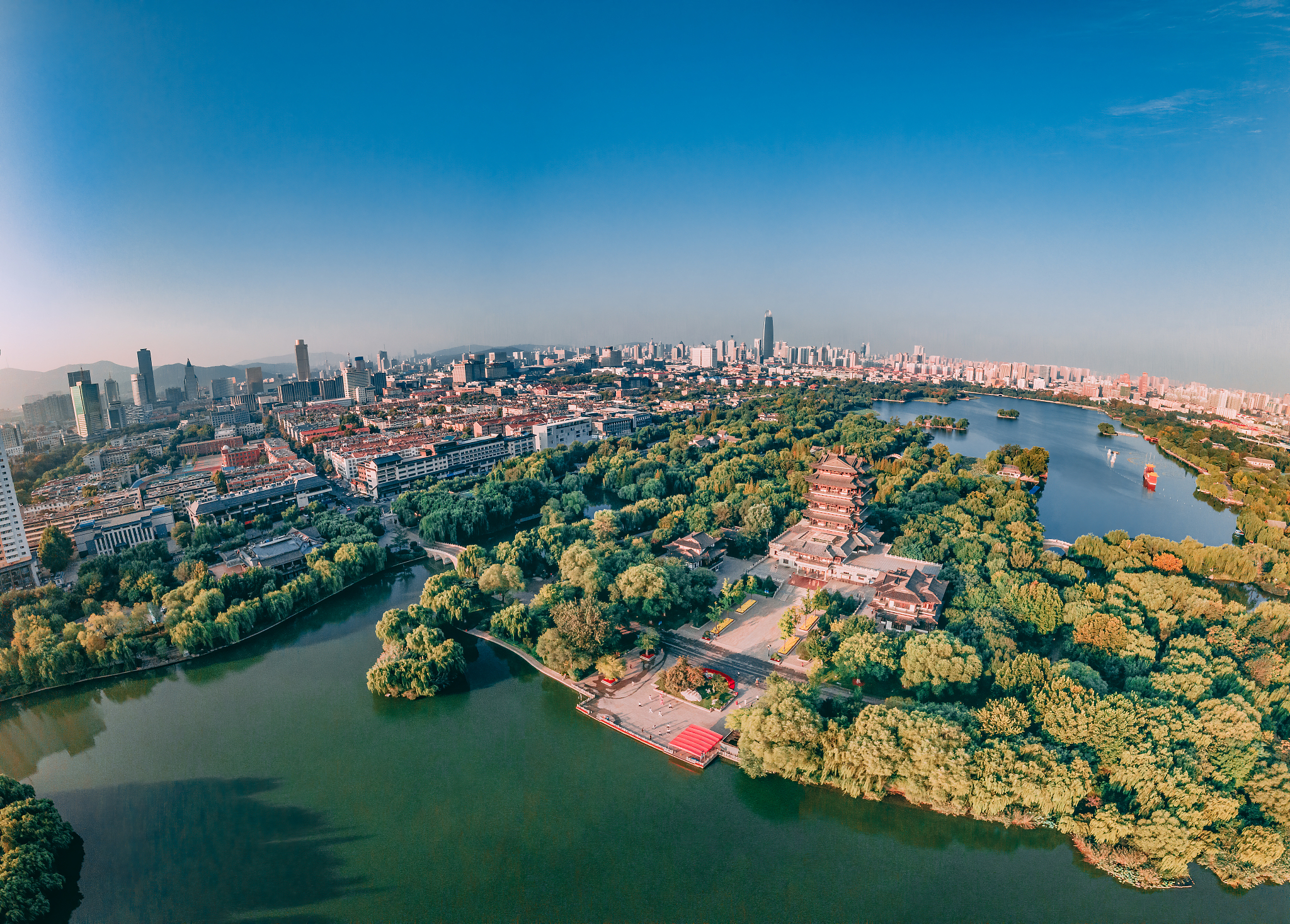 山东省济南市大明湖风景区与远处的城市