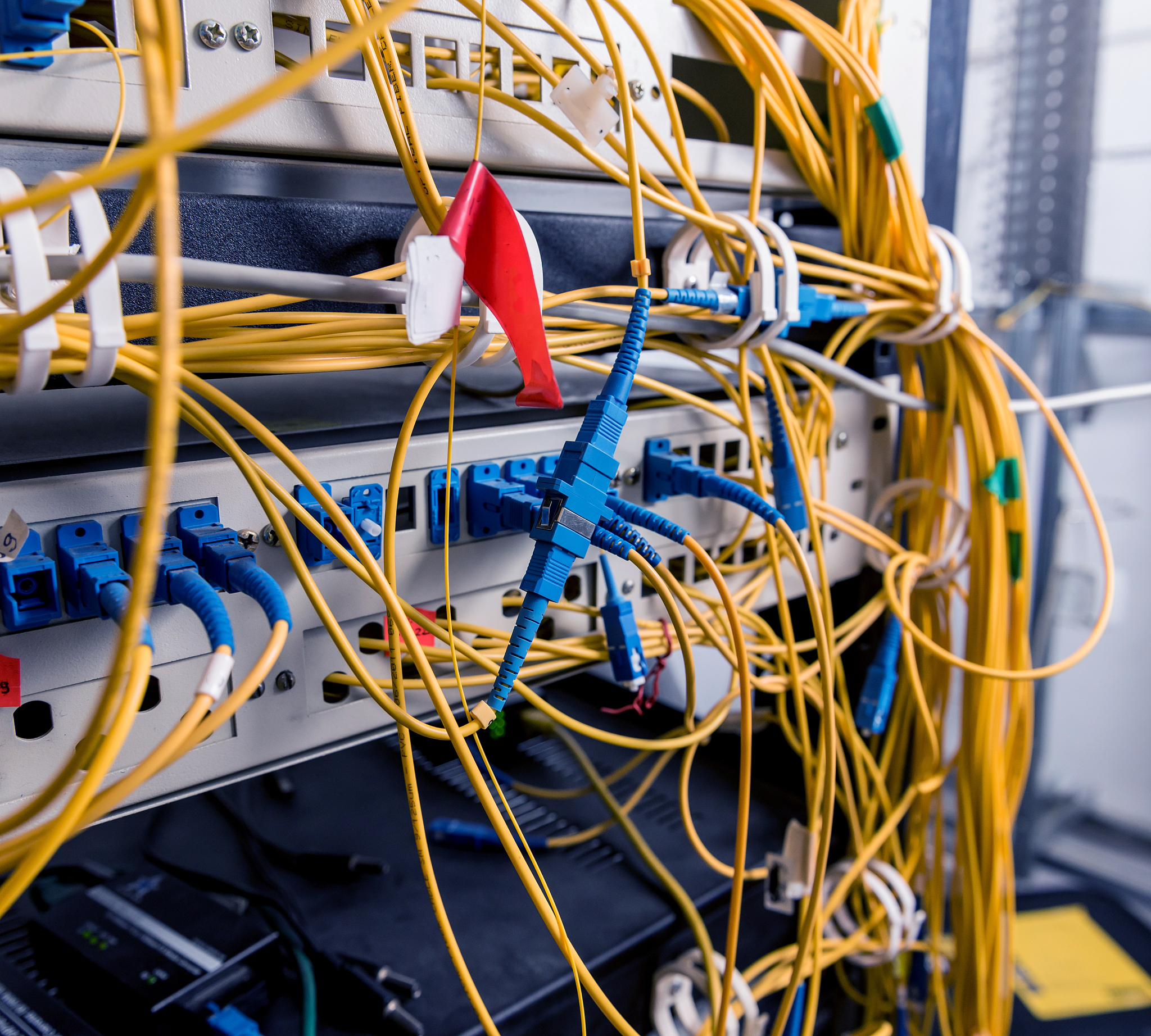 双绞线缠绕的秘密：减少干扰，提升传输质量