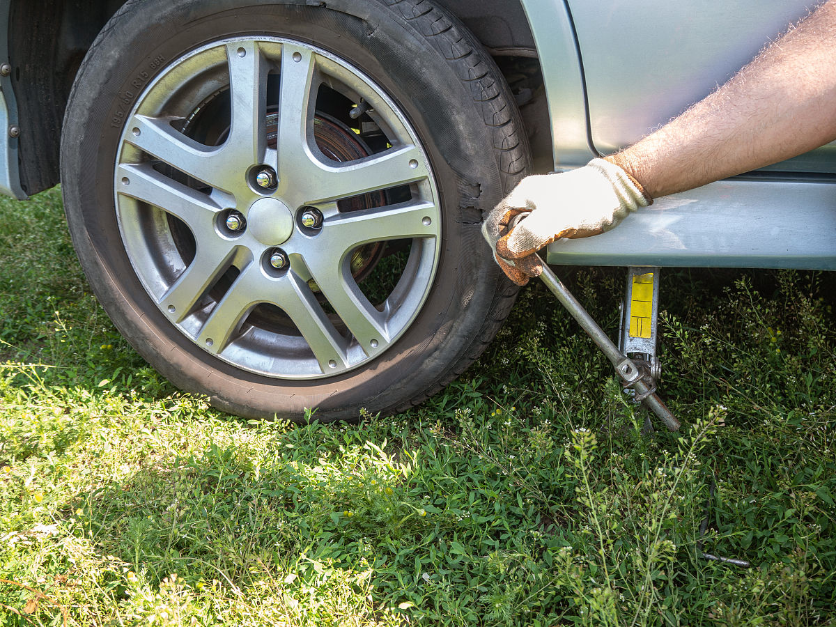 轮胎脱落轮毂必须换胎吗？