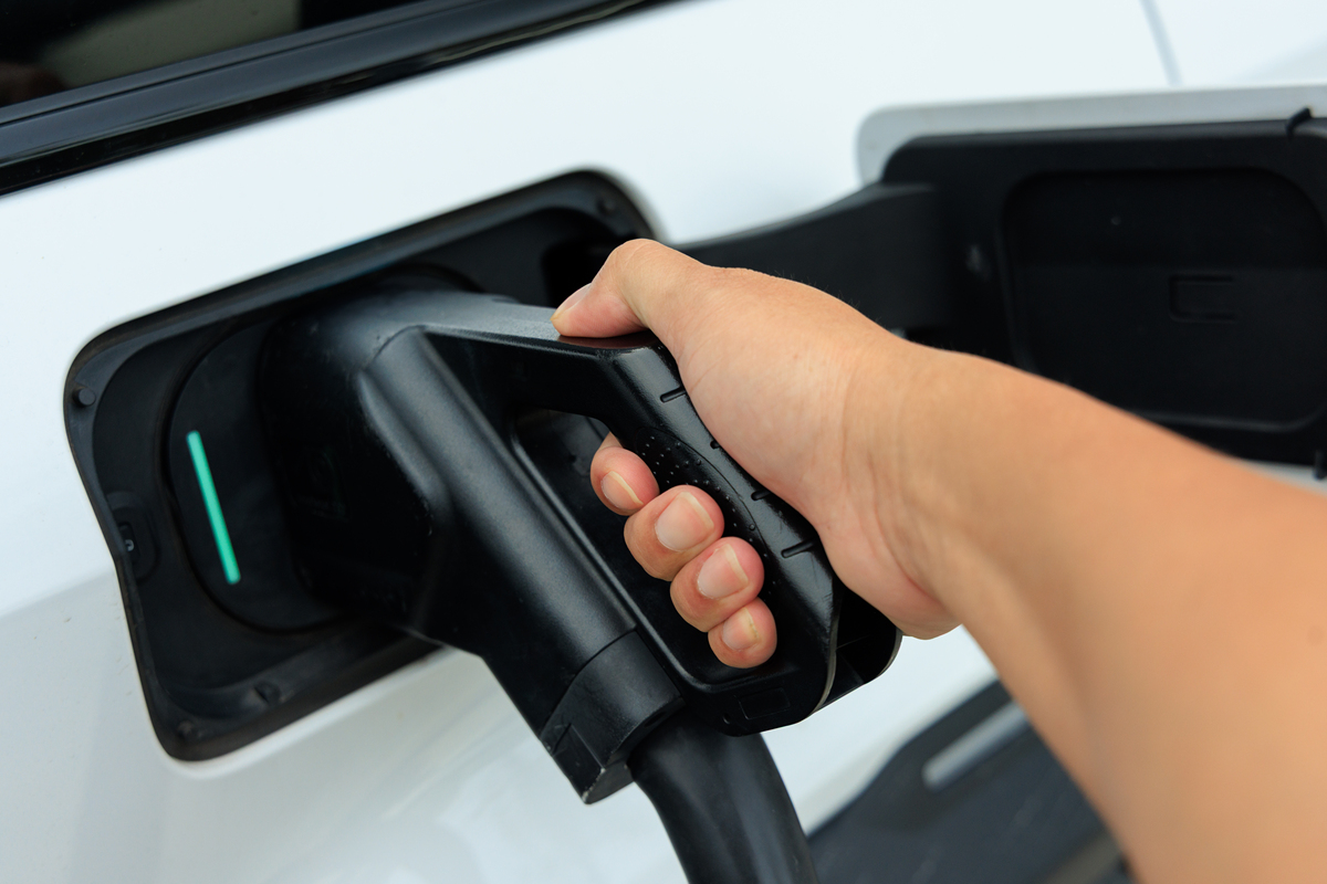 简单介绍一下便携式新能源汽车充电枪的原理和硬件组成