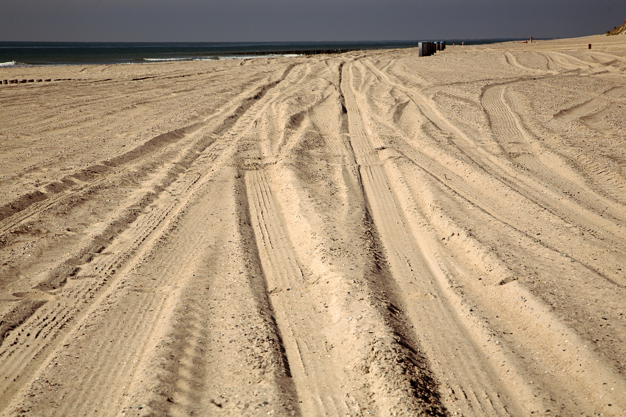 many tyretracks, tiretracks on beach