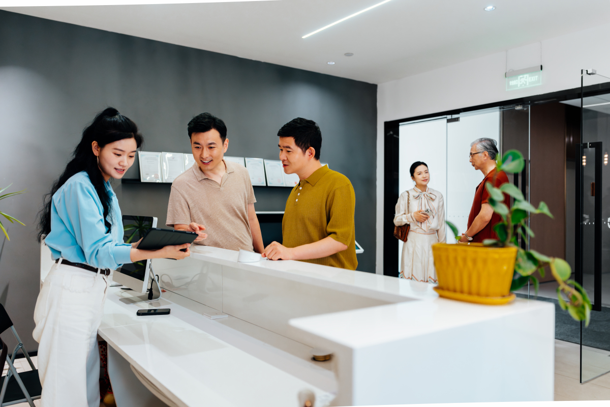 帮我写一份在某店前台的实践报告字数1500字