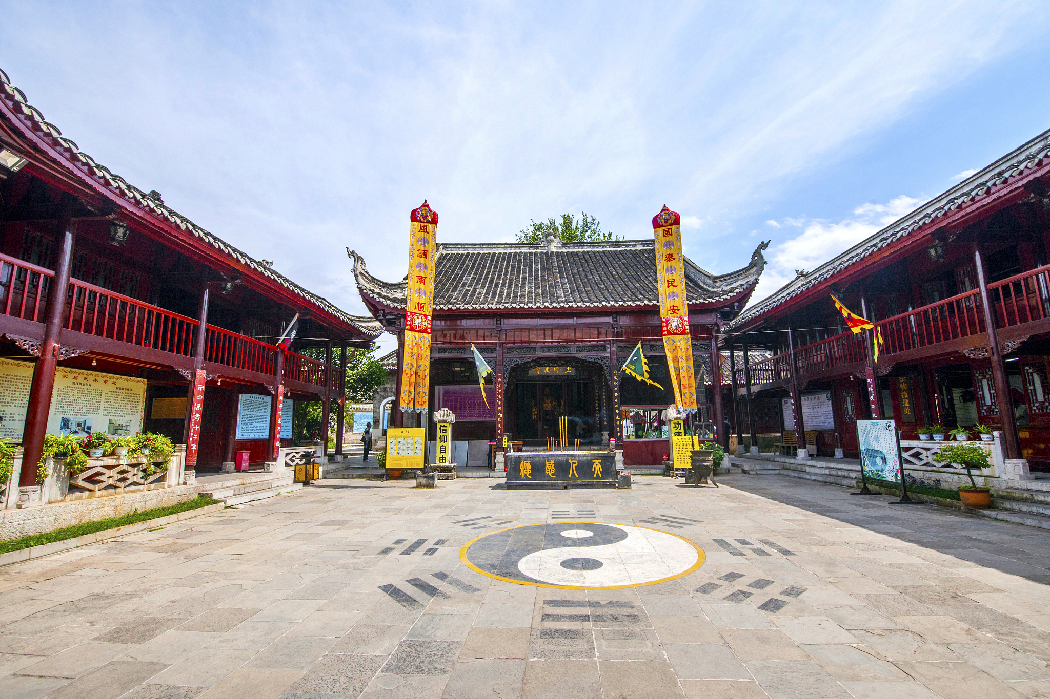 贵州省旅游学校地址在哪里？