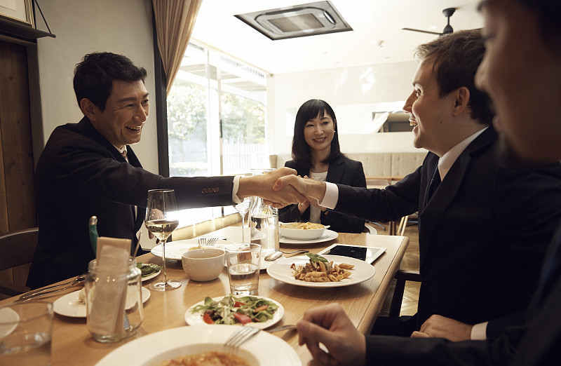 委婉邀请朋友吃饭的技巧：如何暗示对方接受你的邀请？