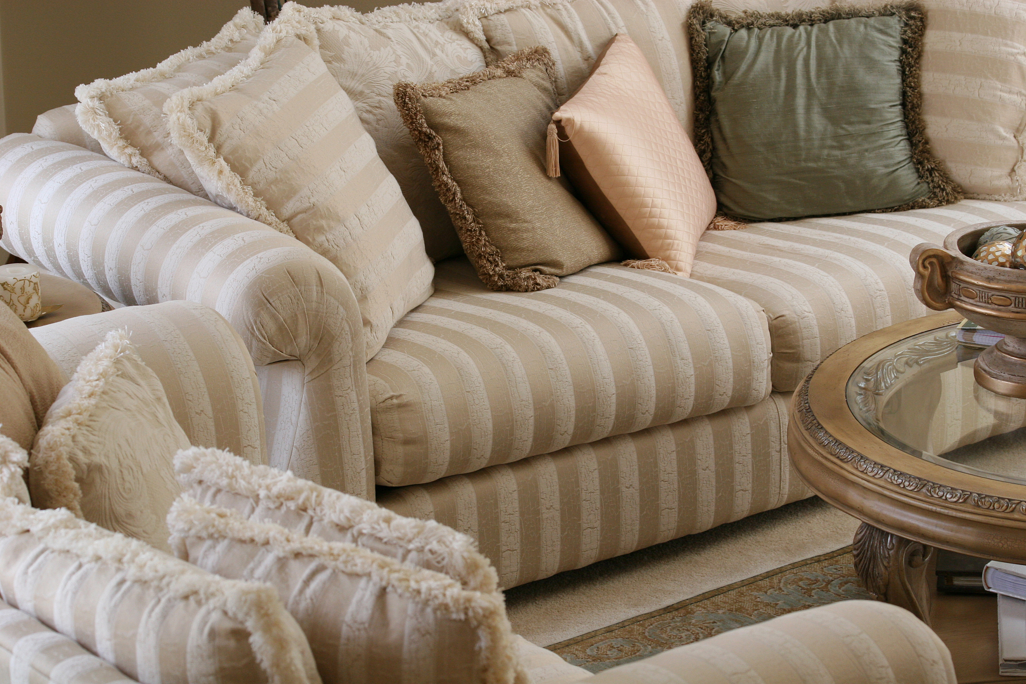 厚重的靠背软包大大的坐垫给人一种很稳重的感觉让人一看到就有想要坐下去的冲动因为它给人一种环抱的感觉和舒软的吸引力能够让客户有这种想要舒躺的想法浑然像一个迷你床舒适又美观我们的艾欧系列沙发采用进口编织绳制作为您提供高端原创的舒适享受。无论是外观设计还是材质选择我们都严格把控品质力求给您最好的沙发体验。让艾欧系列成为您家居装饰的亮点展现您的品味与追求优美文案大全