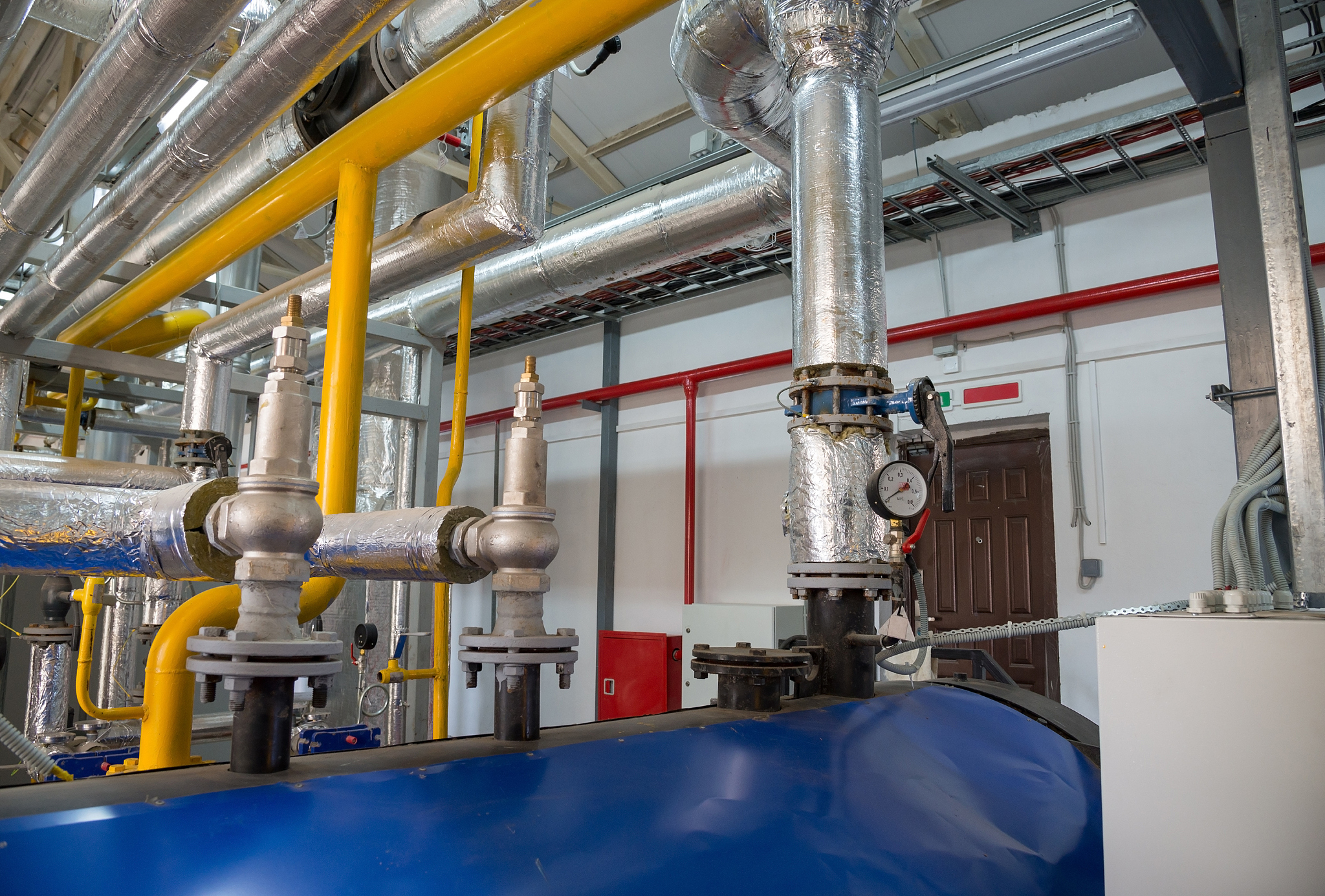 human 那又要注意哪些调整呢; AI 在冲转到满带满负荷的过程中需要注意以下几个调整：1水位调节：在加热过程中需要对水位进行精确的控制和调节以避免过高或过低的情况发生。2燃料供给和空气供给调节：同时还需要对燃料供给和空气供给等参数进行调节以确保燃烧的效率和稳定性。3热力系统调节：需要对热力系统进行调节以确保其在满负荷时的稳定性和可靠性。4动态过程监测和调整：需要使用先进的控制系统和传感器技