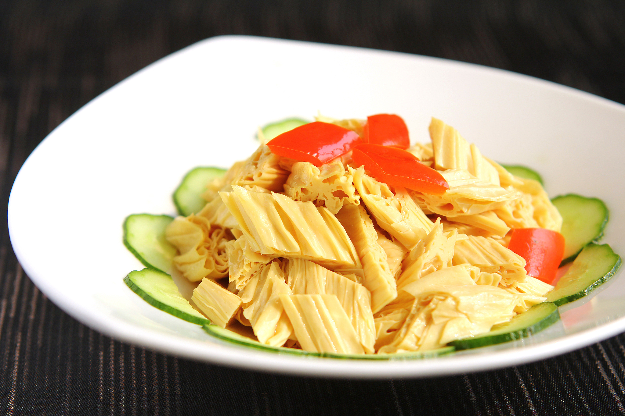 请根据以下模板写一份相似的文案描述更有画面感和诱惑力白话文文字数量大致相同：这个炎热的夏天谁能拒绝这盘低卡凉拌黄瓜黄瓜木耳清脆爽口鸡蛋腐竹入味好吃搭配起来味道真的是绝绝子好吃到连吃了一个星期都不腻配搭点你媳妇爱吃的黄瓜鸡蛋补充蛋白质猪耳朵花生米蒜末小米椒好吃的关键是这包凉拌汁用来做各种凉拌菜都非常好吃就这个凉拌黄瓜真的拯救了平时不爱吃蔬菜的姐妹而且做法还这么简单学会了记得点赞收藏做起来哦