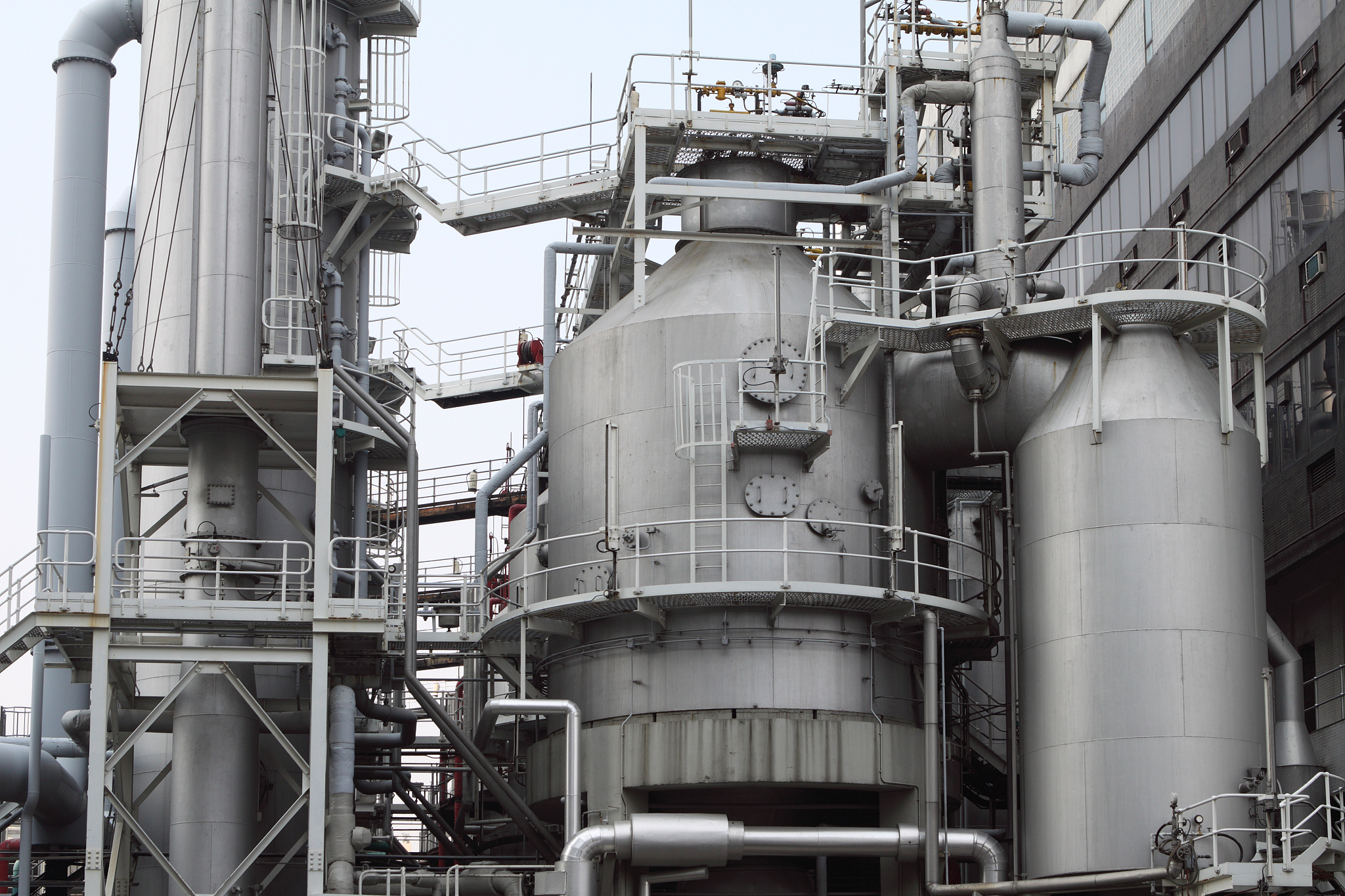 原油的常减压蒸馏流程中在常压和减压蒸馏塔的底部是加入水蒸气还是采出水蒸气并分析原因