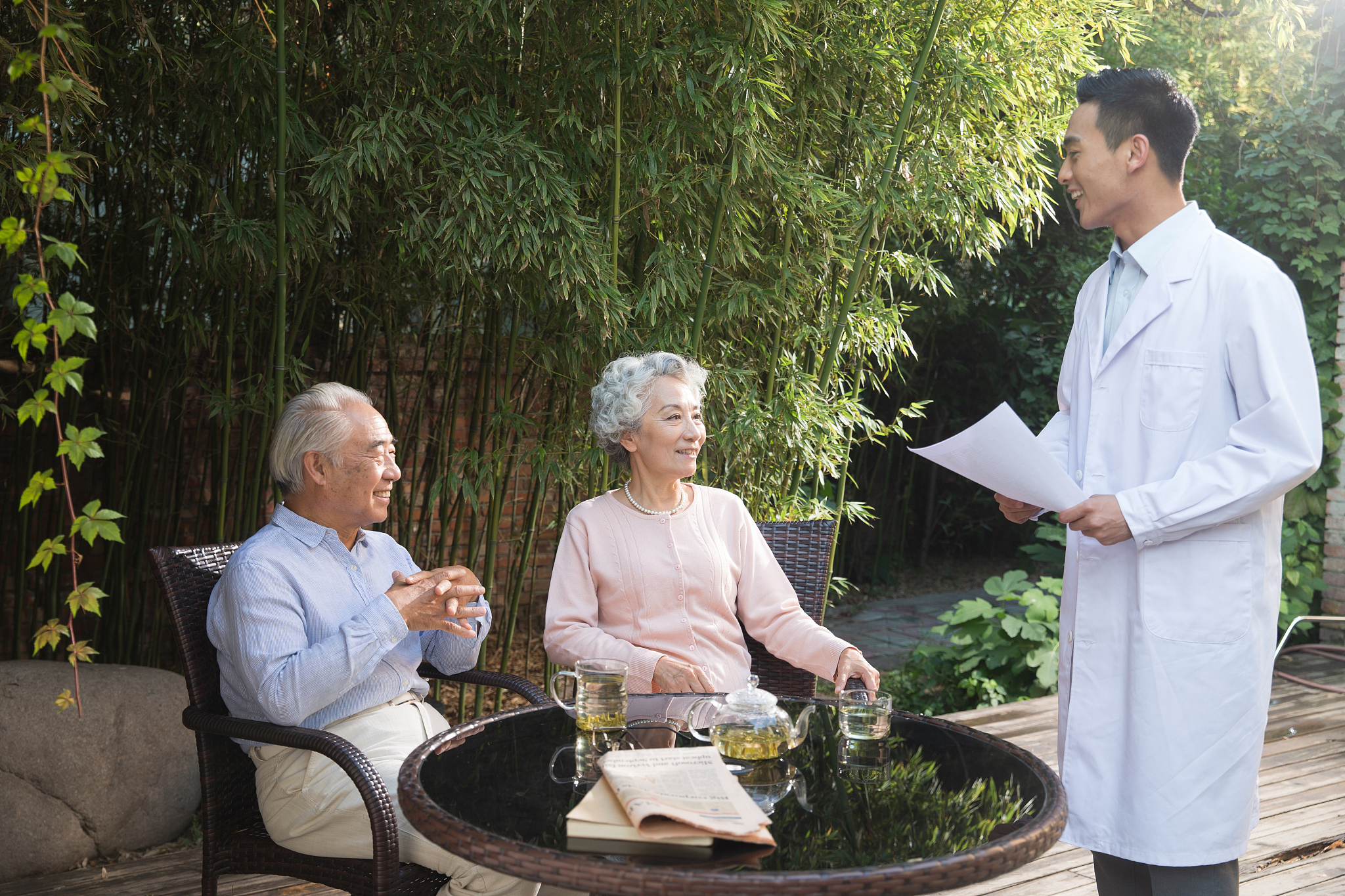 婚姻状况对老年人健康有着显著影响其中对男性老人健康更有利。婚姻杨清红2020采用深度访谈研究法研究老年健康的异质性问题发现有配偶的老年人健康状况较丧偶老人更佳。顾大男2003通过研究婚姻质量对高龄老年人健康状况的影响发现婚姻对于女性高龄老人健康的保护作用显著高于男性高龄老人但是高龄老人近期丧偶则对健康下降有恶化作用。老年人个体不同的行为方式例如吸烟、喝酒、体力活动和定期锻炼等会对老年人的健康产生影