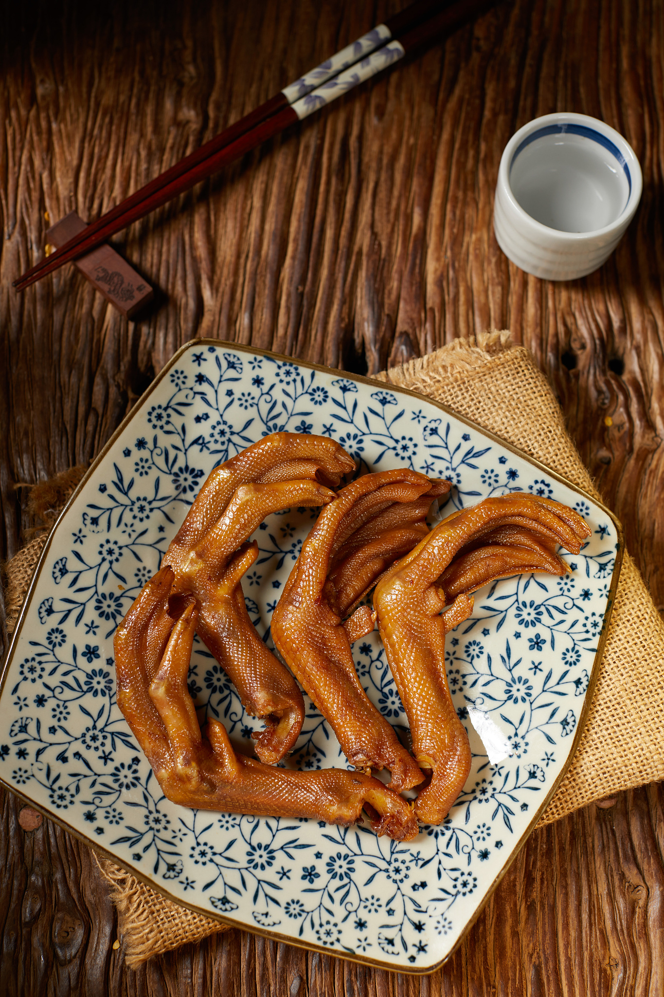 滋味鸭是绝味鸭脖公司的吗