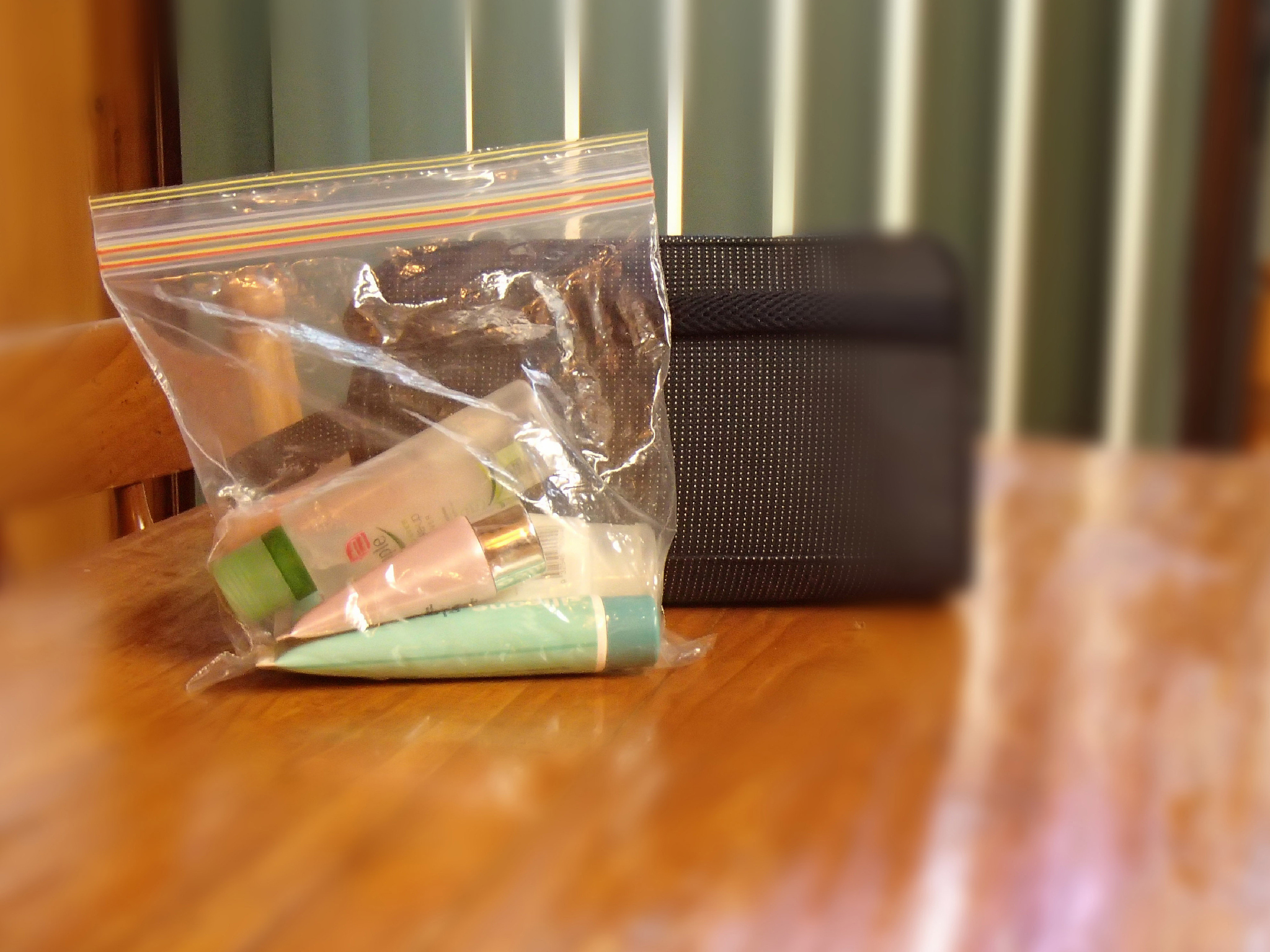 形容一款透明笔袋好用