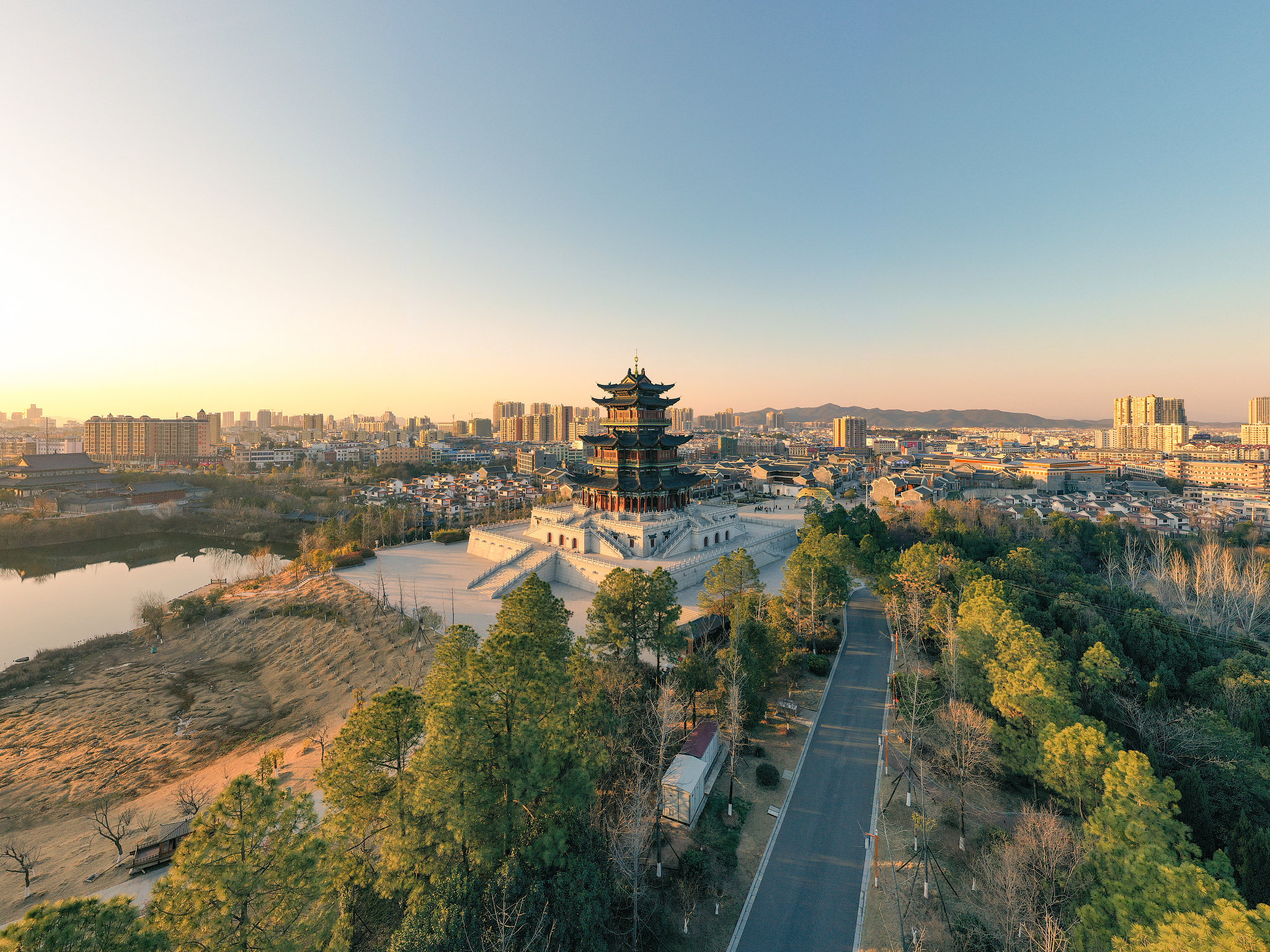 湖北麻城市孝感乡文化公园文化小镇孝善楼日落全景
