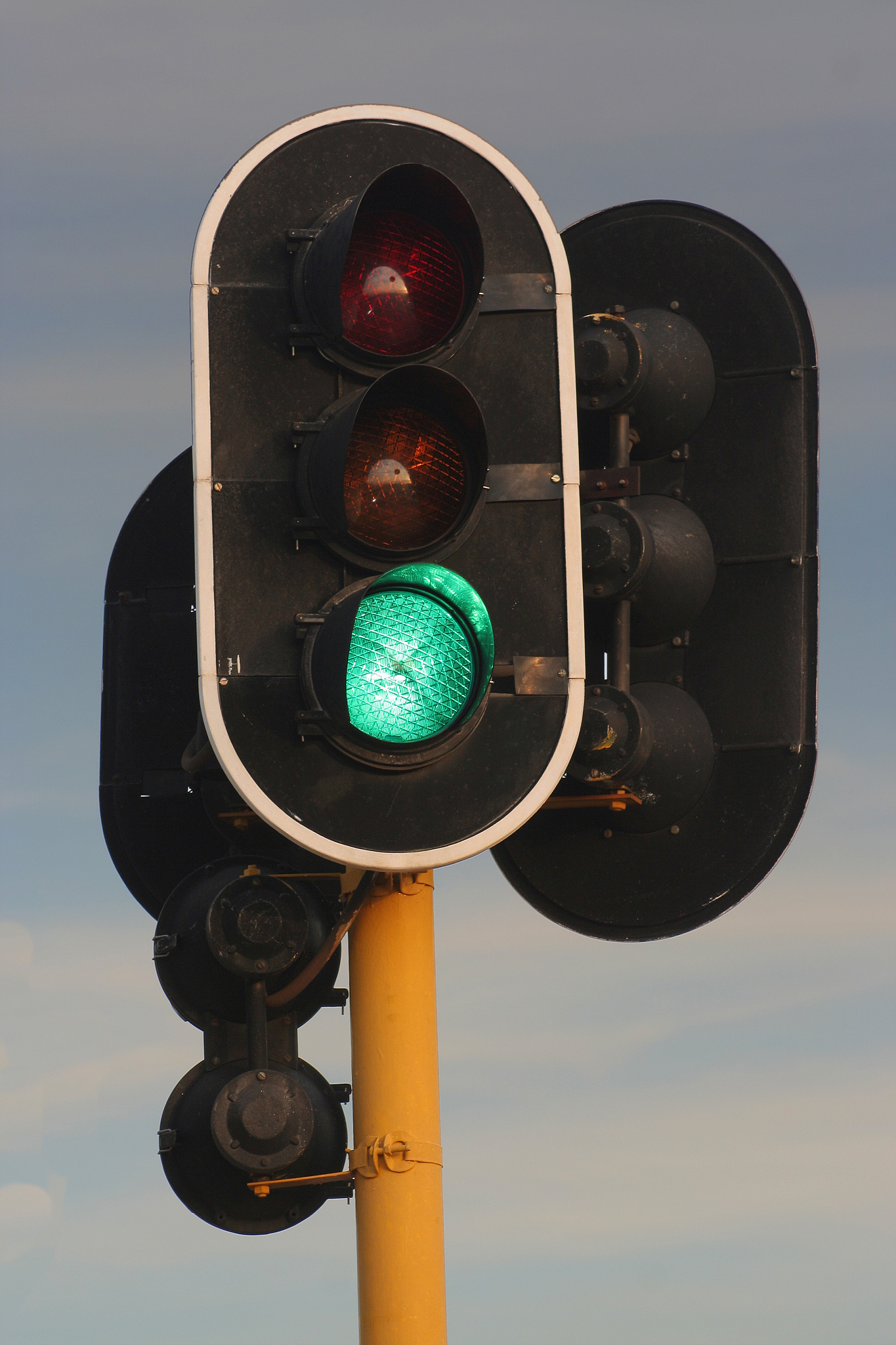 写一篇交通局涉及教育行业的年度工作总结 内容要求： 一领导安排与部署 二围绕教育工作结合交通实际争取项目建设为教育工作提供交通保障 三结合实际工作开展交通综合执法 1非法运营车辆查处 2运输市场秩序整治 3联合公安部门执法 4设置学校周边地带师生出行安防设施 5环境整治工作 6法制宣传提高学生法制观念 四．取得的成就及今后的工作打算